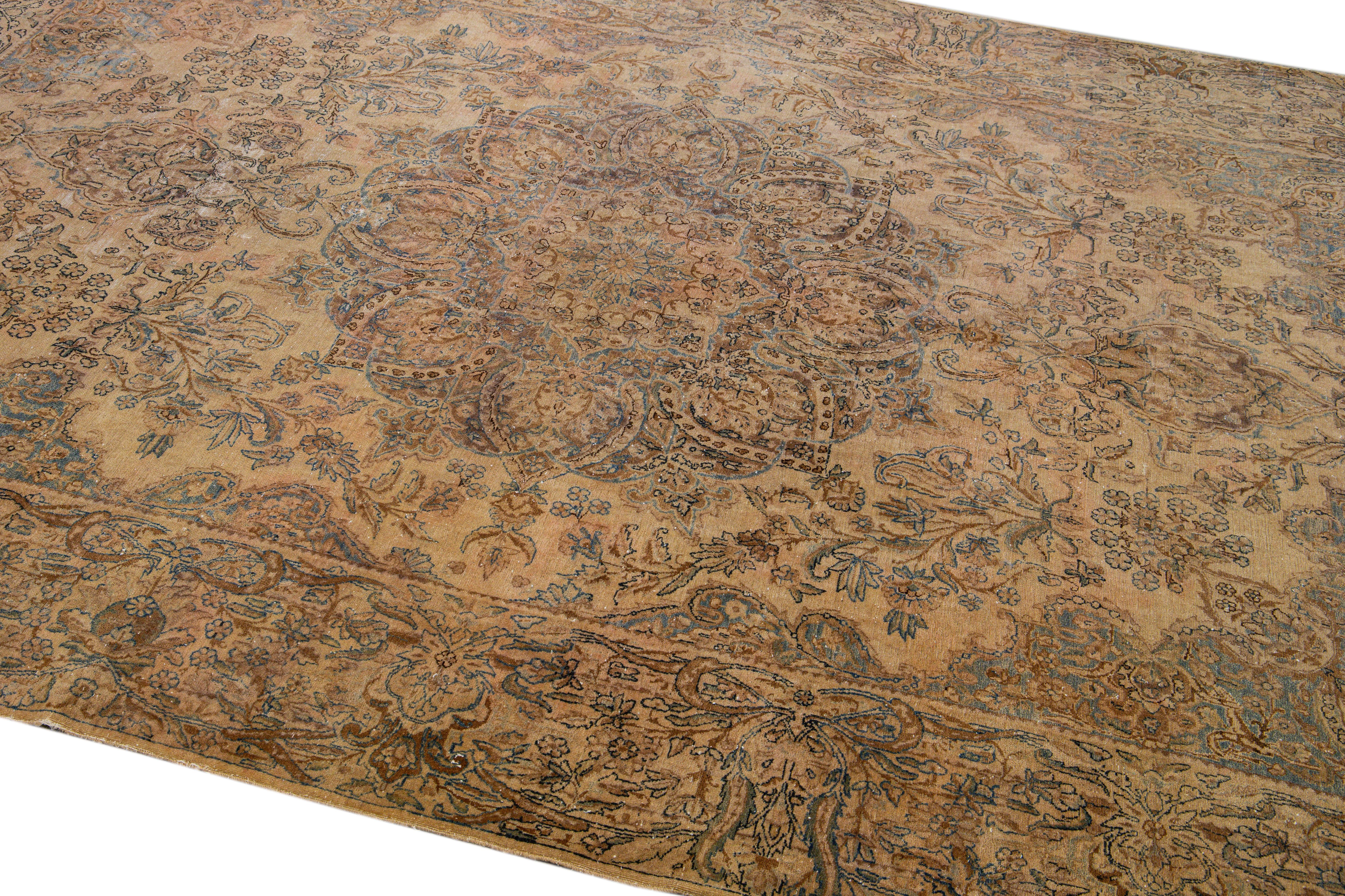 Antiker Kerman Handgefertigter Medaillon Tan Wollteppich (Handgeknüpft) im Angebot