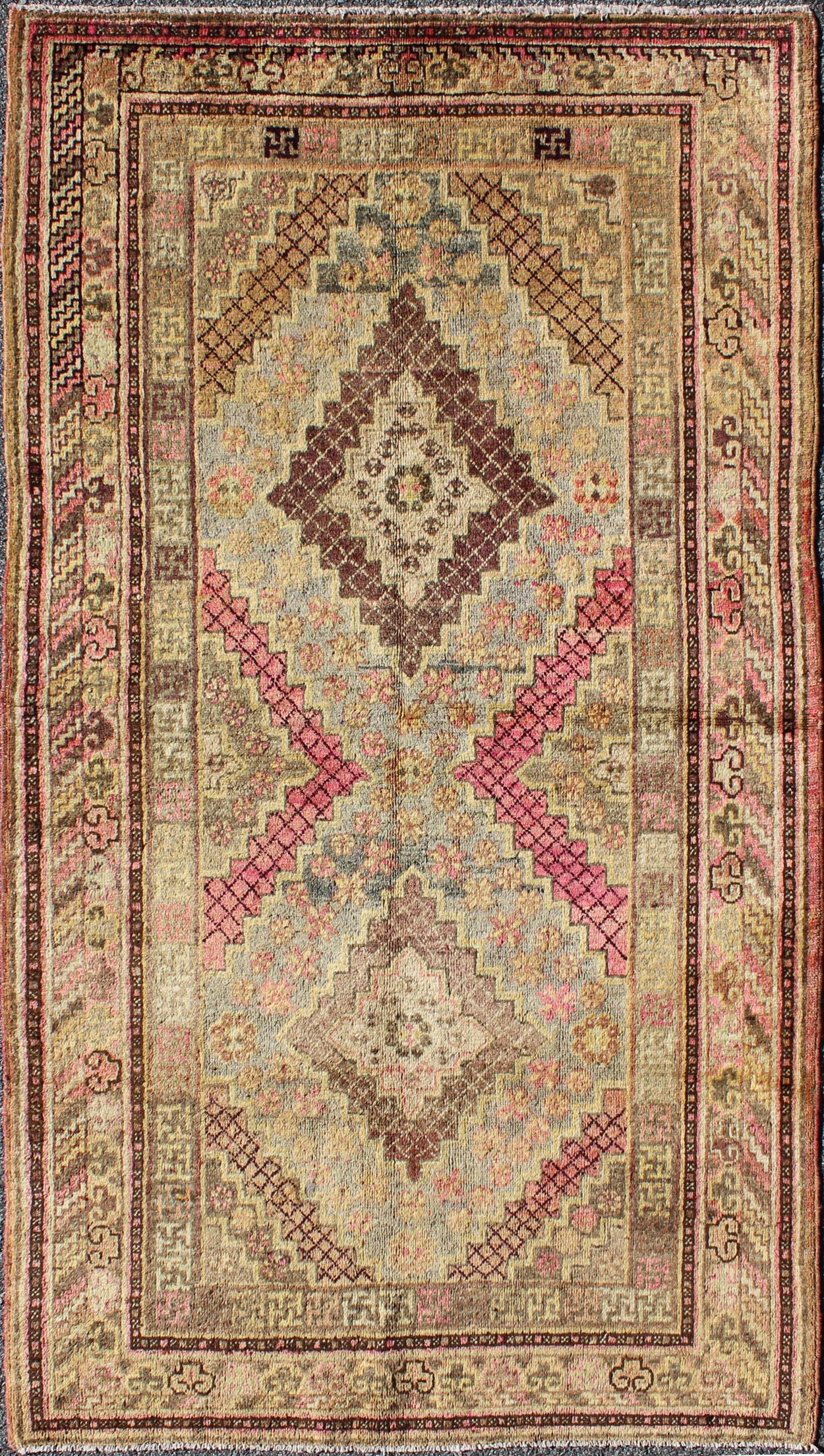 Tapis Khotan ancien du début du 20e siècle avec médaillons à diamants appariés en vente 1