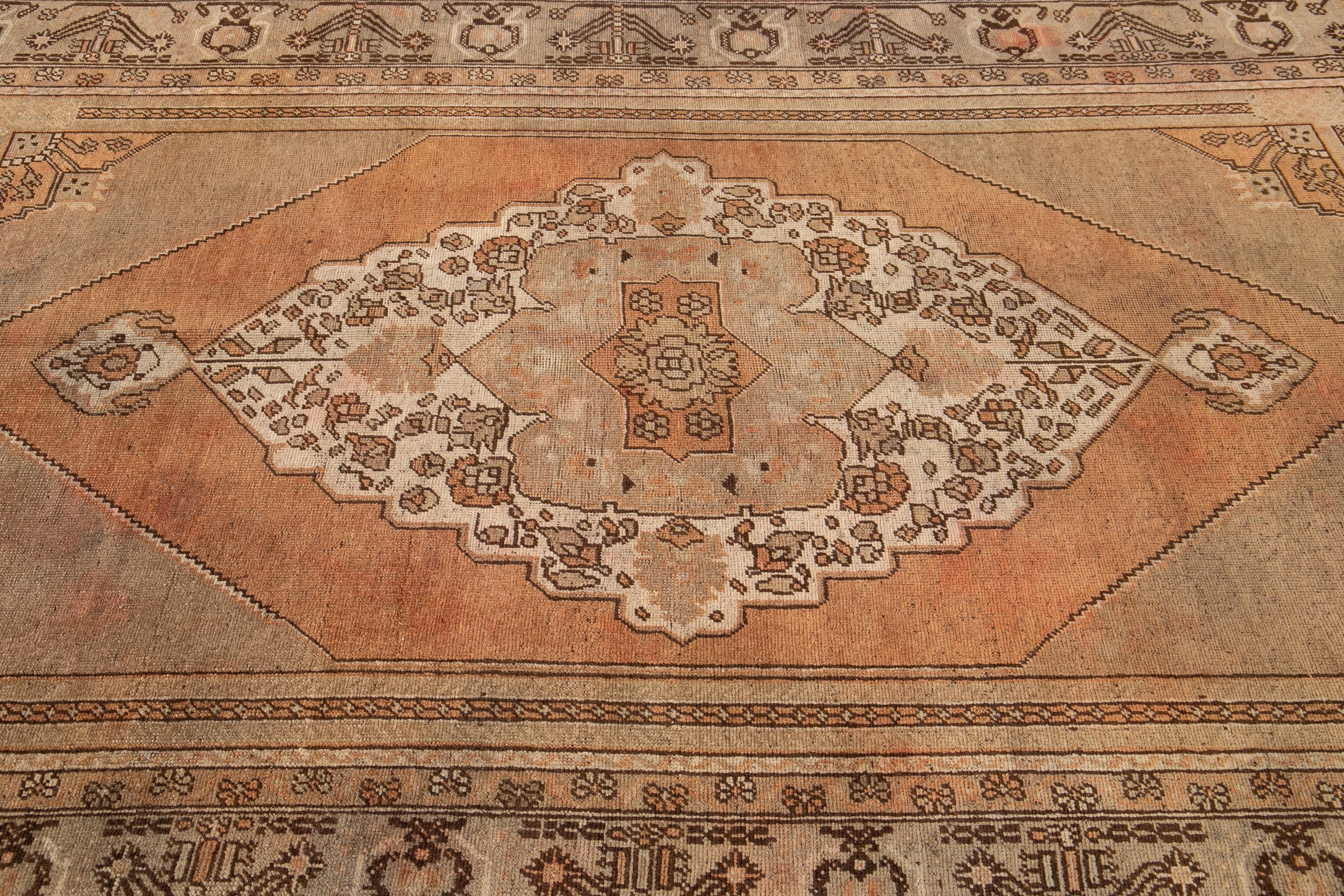 Début du 20ème siècle Tapis de laine Khotan ancien du 20ème siècle fait à la main avec un champ de couleur orange rouille en vente