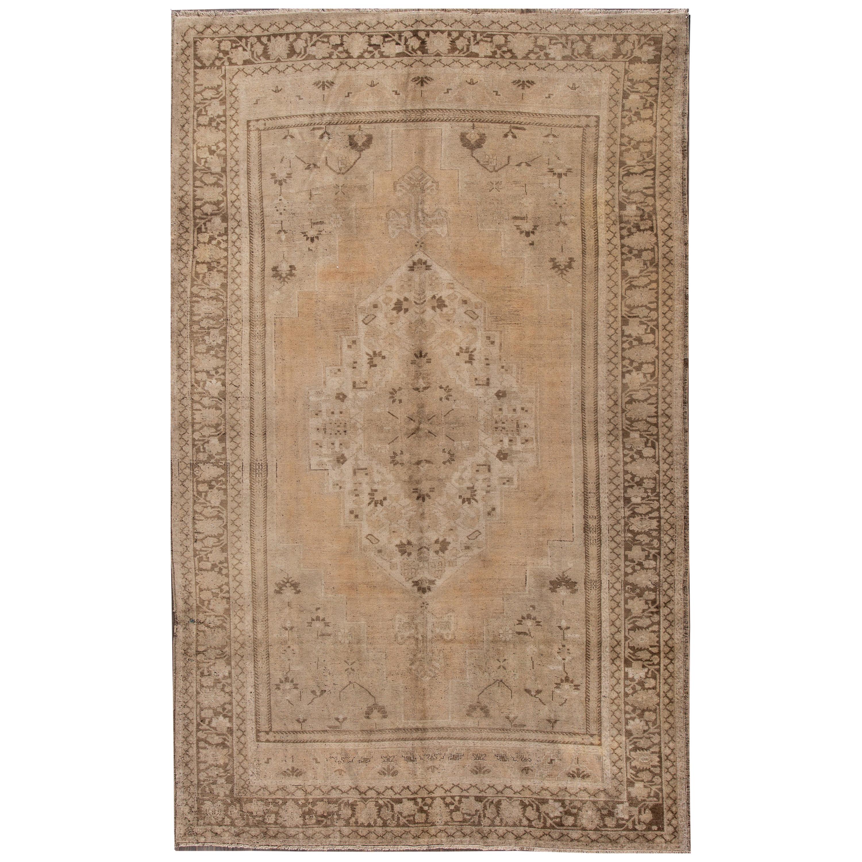 Brauner antiker Khotan-Handgefertigter Wollteppich mit Medaillon-Design