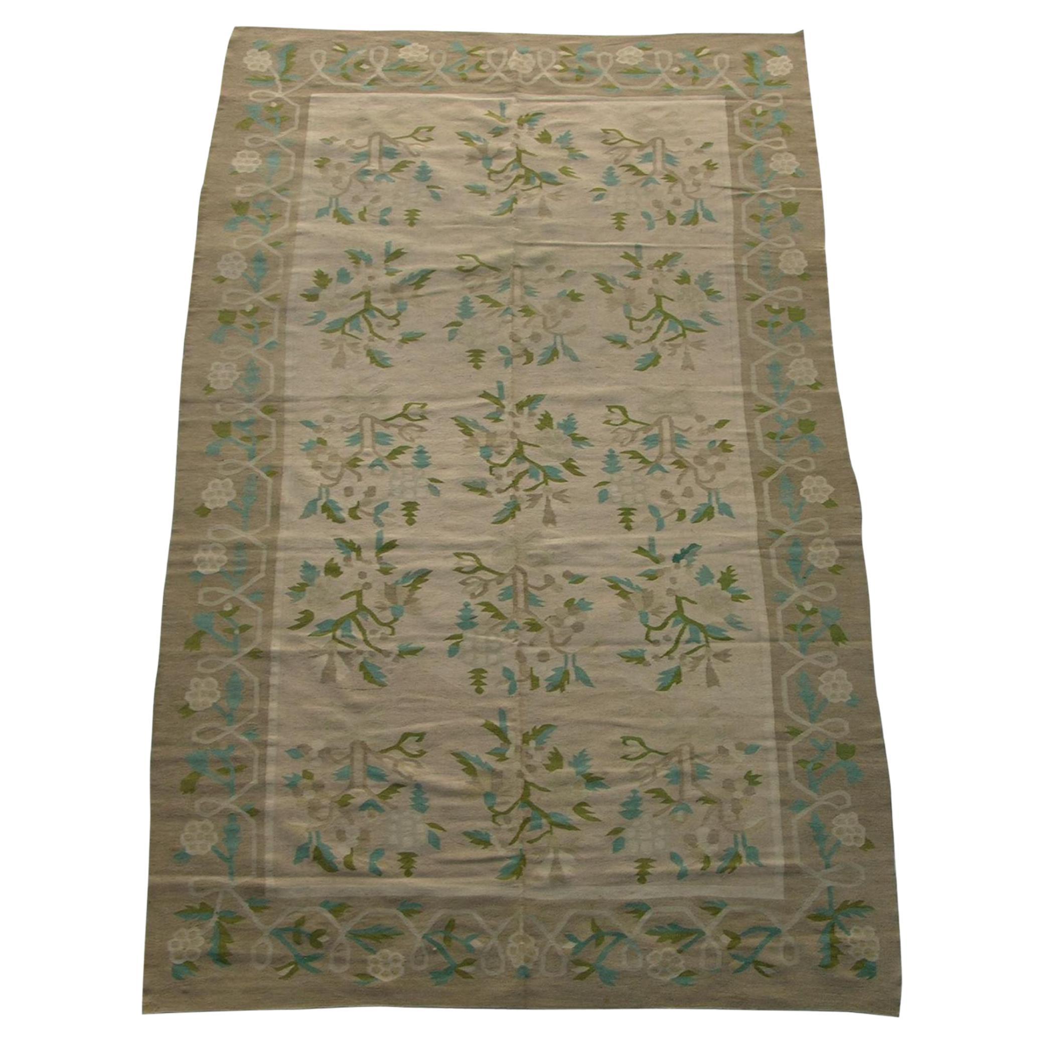 Anfang des 20. Jahrhunderts Antiker Kilim Floral Design Teppich im Angebot