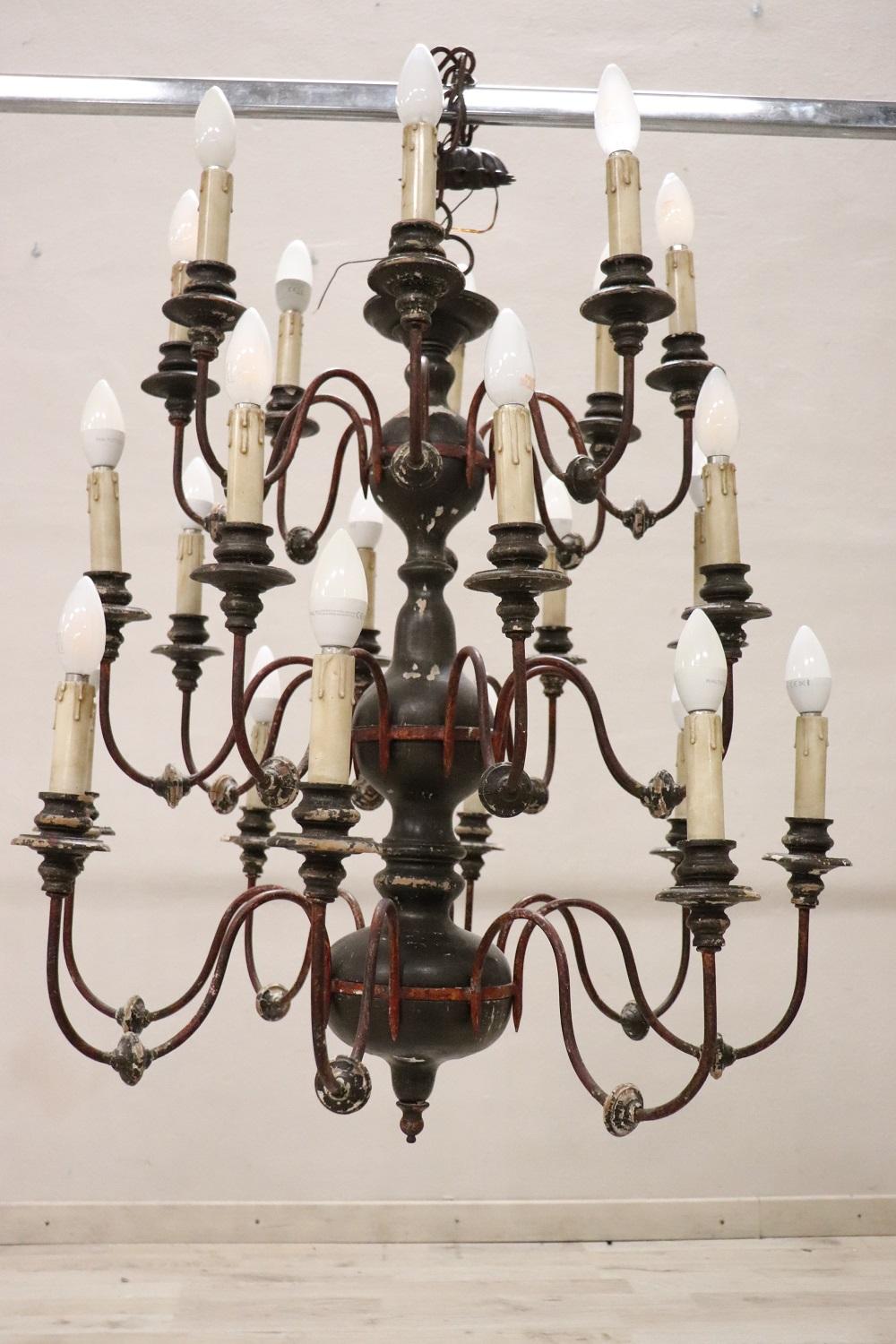 Early 20th Century Antique Larg Chandelier in Wood and Iron, 24 Bulbs For Sale 9