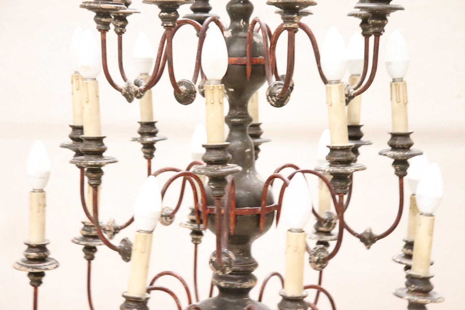 Early 20th Century Antique Larg Chandelier in Wood and Iron, 24 Bulbs In Good Condition For Sale In Casale Monferrato, IT