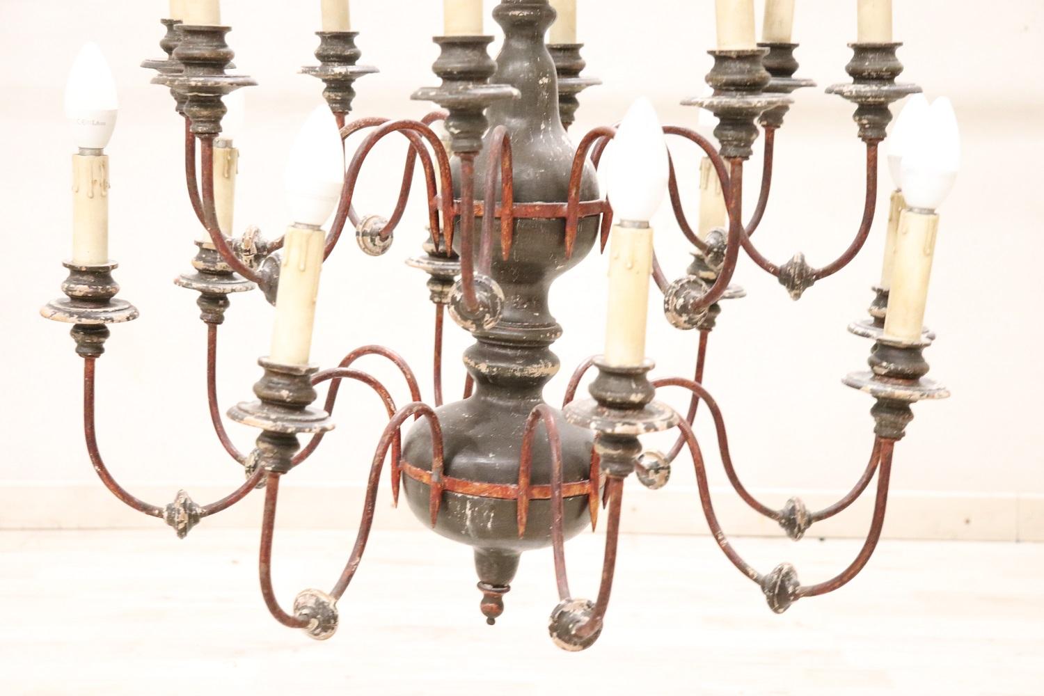 Early 20th Century Antique Larg Chandelier in Wood and Iron, 24 Bulbs For Sale 1