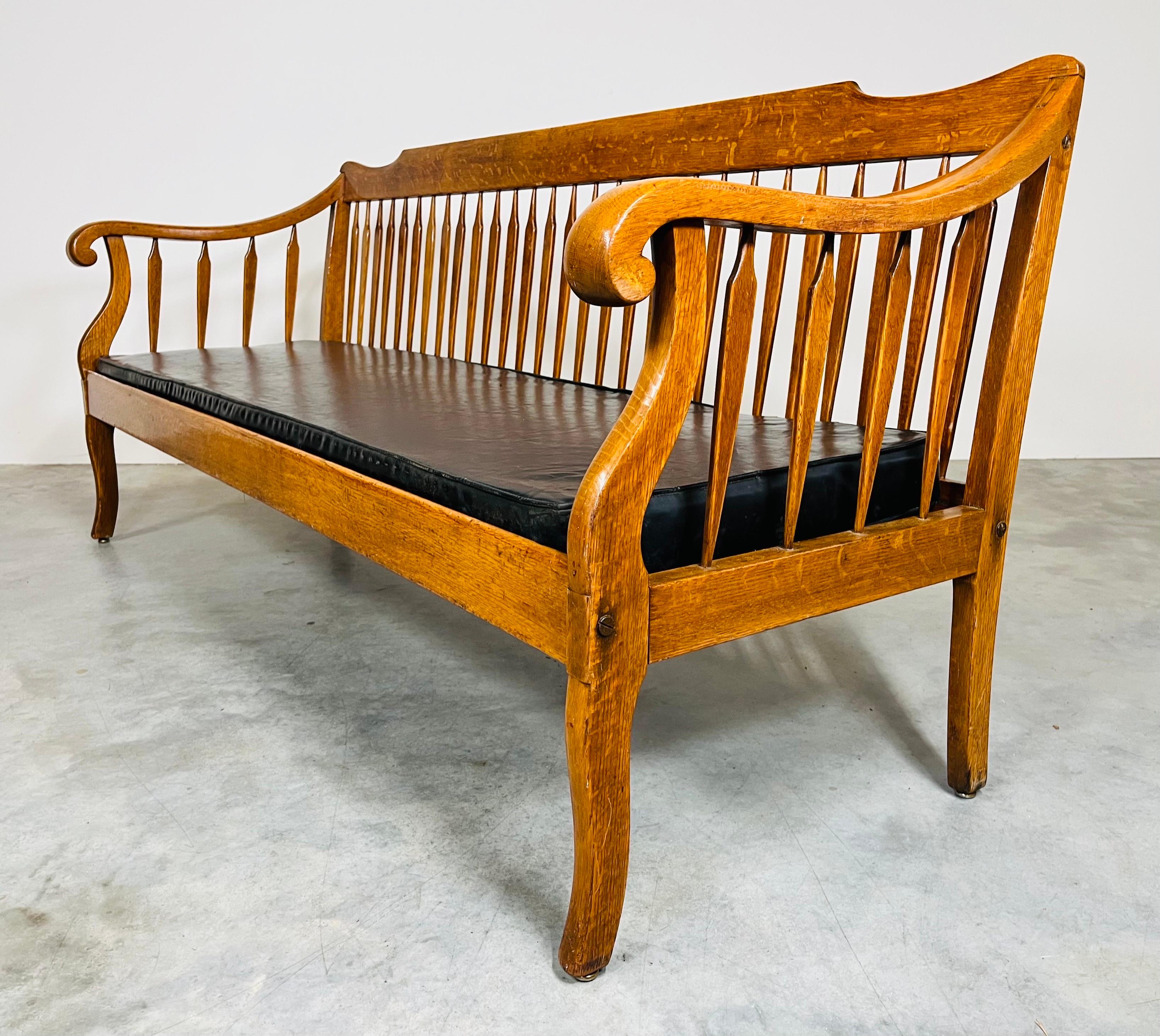 Early 20th Century Antique Lawyers or Lobby Bench In Good Condition For Sale In Southampton, NJ