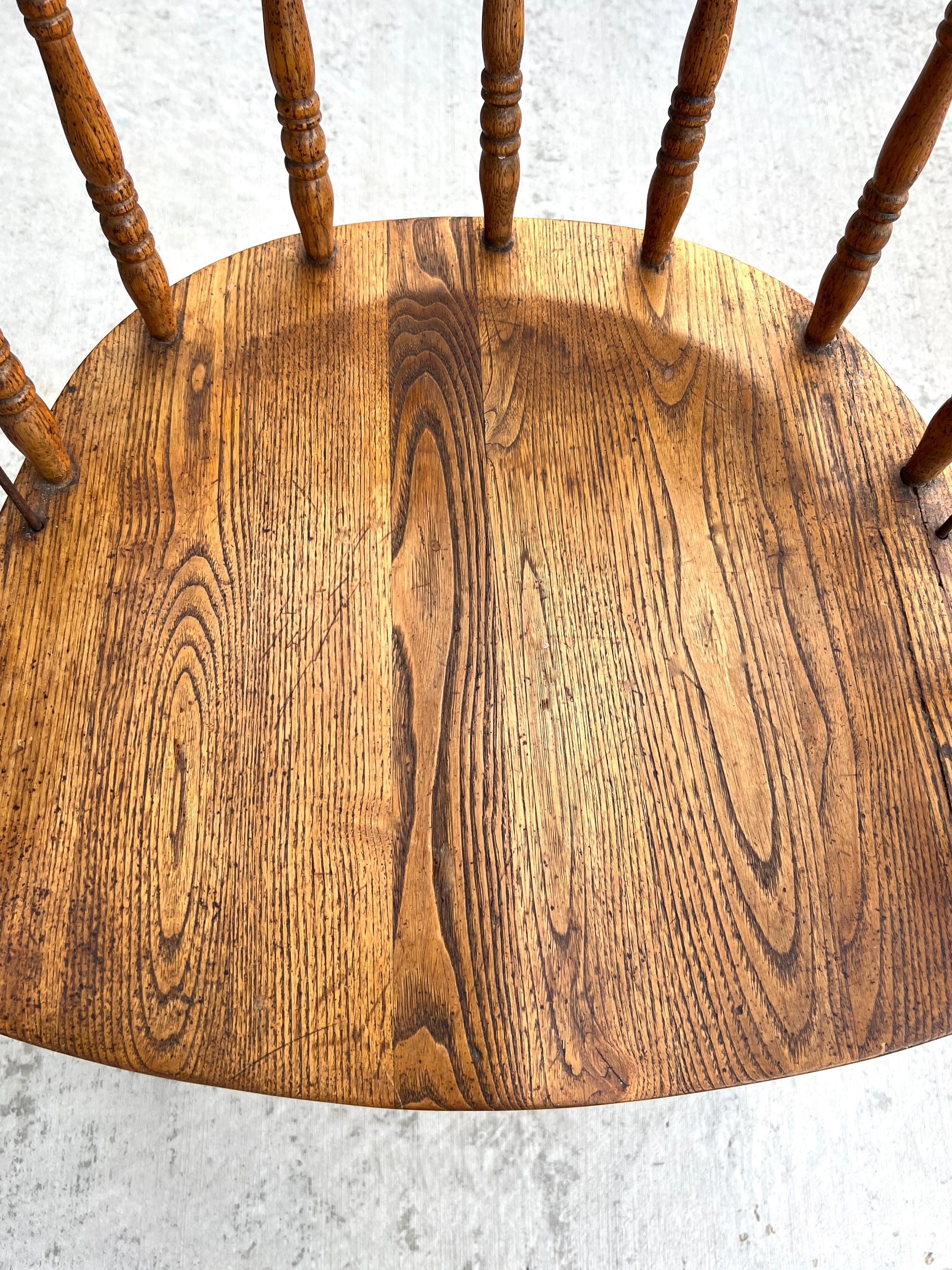 Début du 20ème siècle, chaises de capitaine en bois de chêne, avec dossier en tonneau, dépareillées. 2