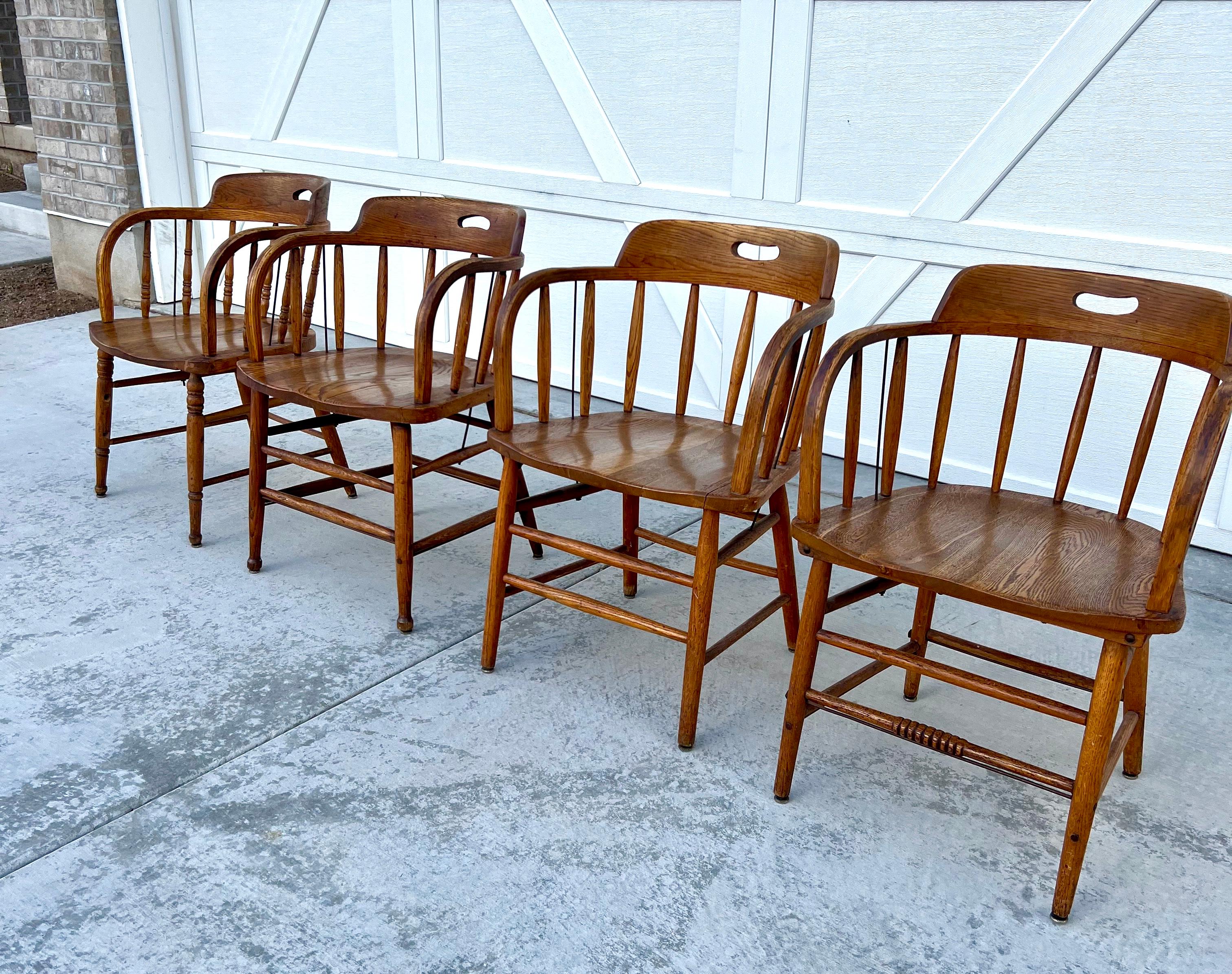 Ensemble de quatre chaises de taverne en chêne à dossier en tonneau du début du 20e siècle 

Si seulement ces chaises pouvaient parler, quelles histoires elles raconteraient.  Les chaises sont dans le style de Boling et l'une d'entre elles est