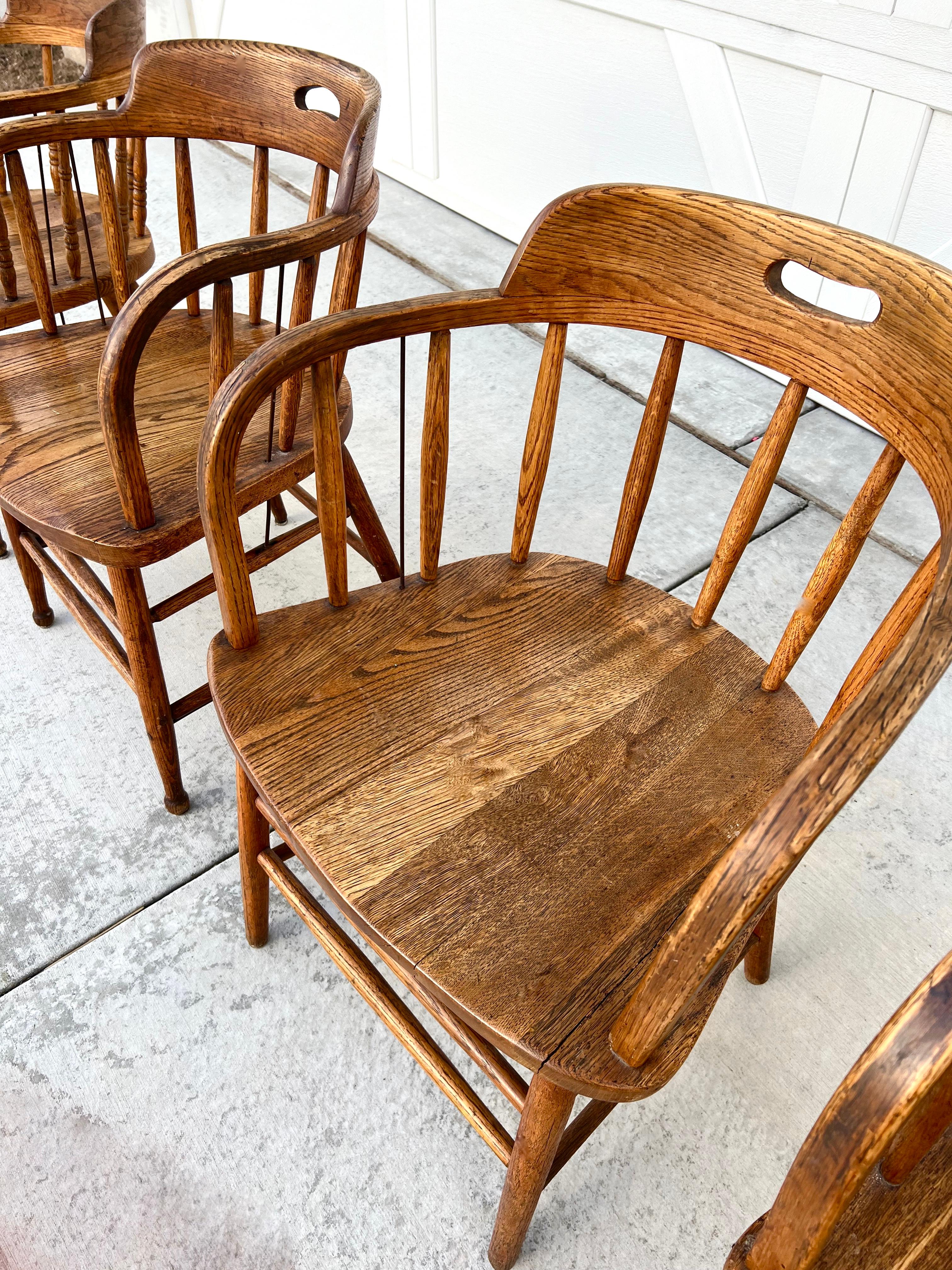 American Craftsman Début du 20ème siècle, chaises de capitaine en bois de chêne, avec dossier en tonneau, dépareillées.