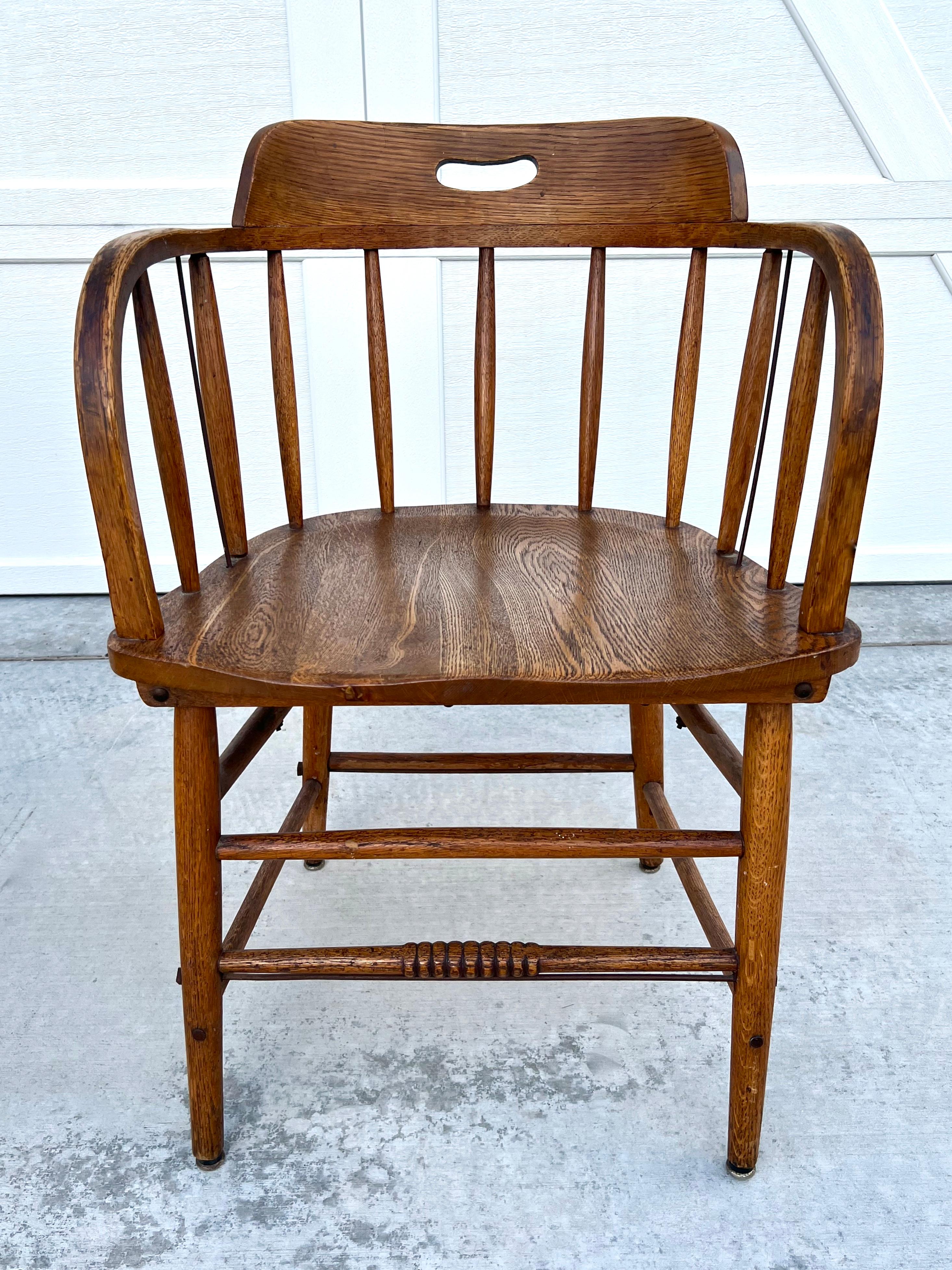 Américain Début du 20ème siècle, chaises de capitaine en bois de chêne, avec dossier en tonneau, dépareillées.