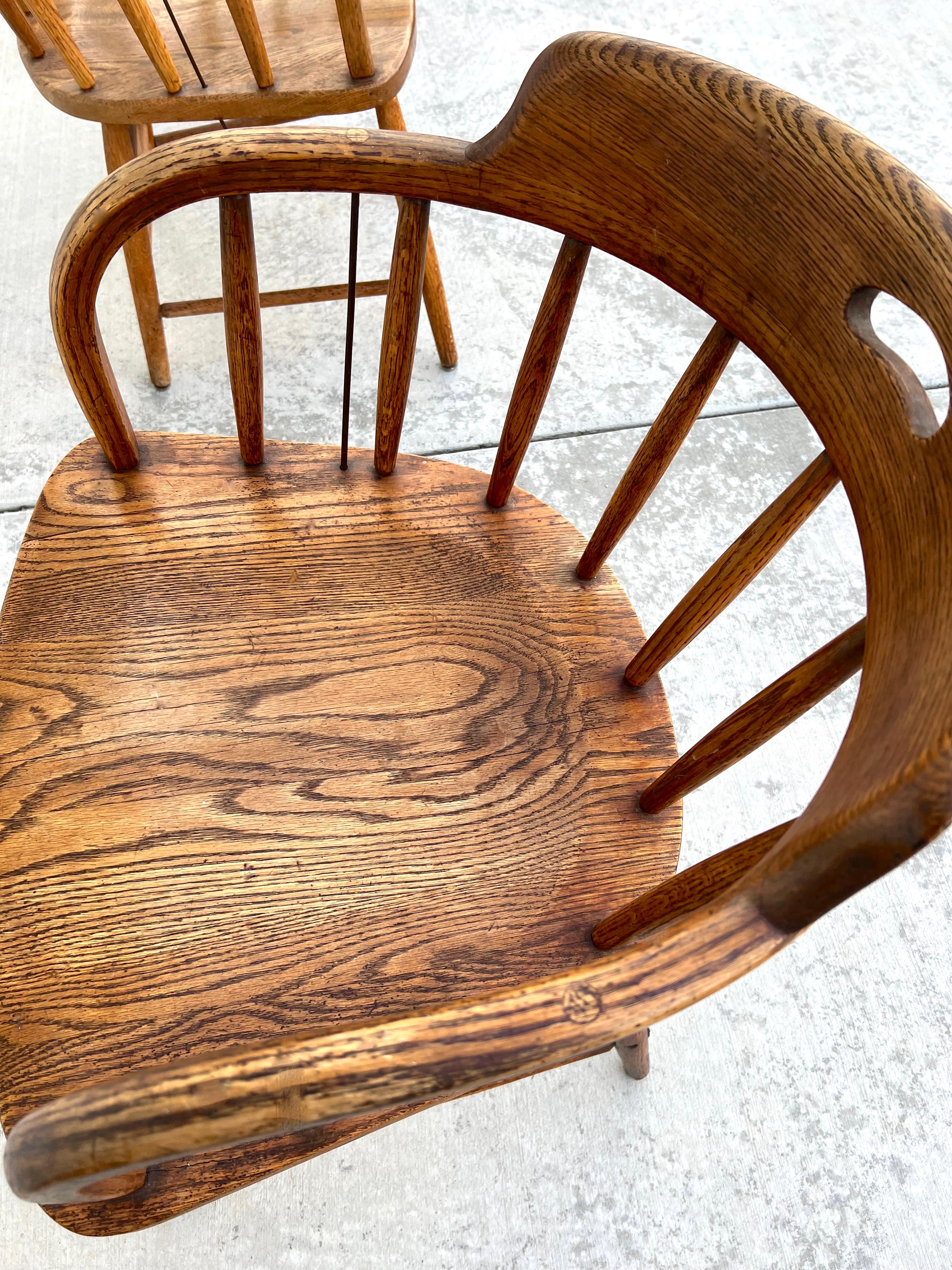Bois Début du 20ème siècle, chaises de capitaine en bois de chêne, avec dossier en tonneau, dépareillées.