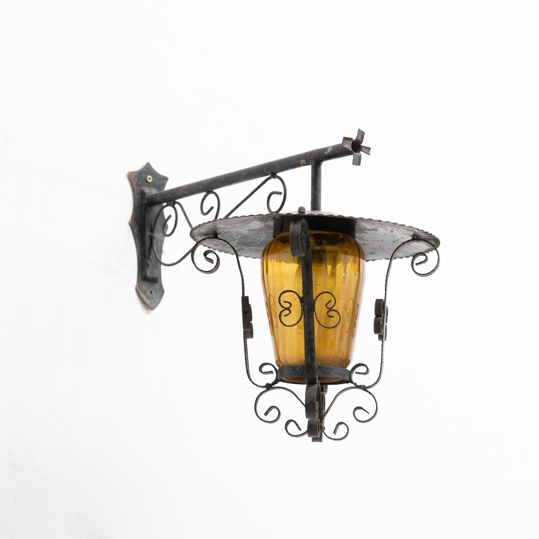 Early 20th century antique outdoors garden wall lamp.

By unknown manufacturer, France.

In original condition, with minor wear consistent with age and use, preserving a beautiful patina.

Not electrified.

Materials:
Metal

 
