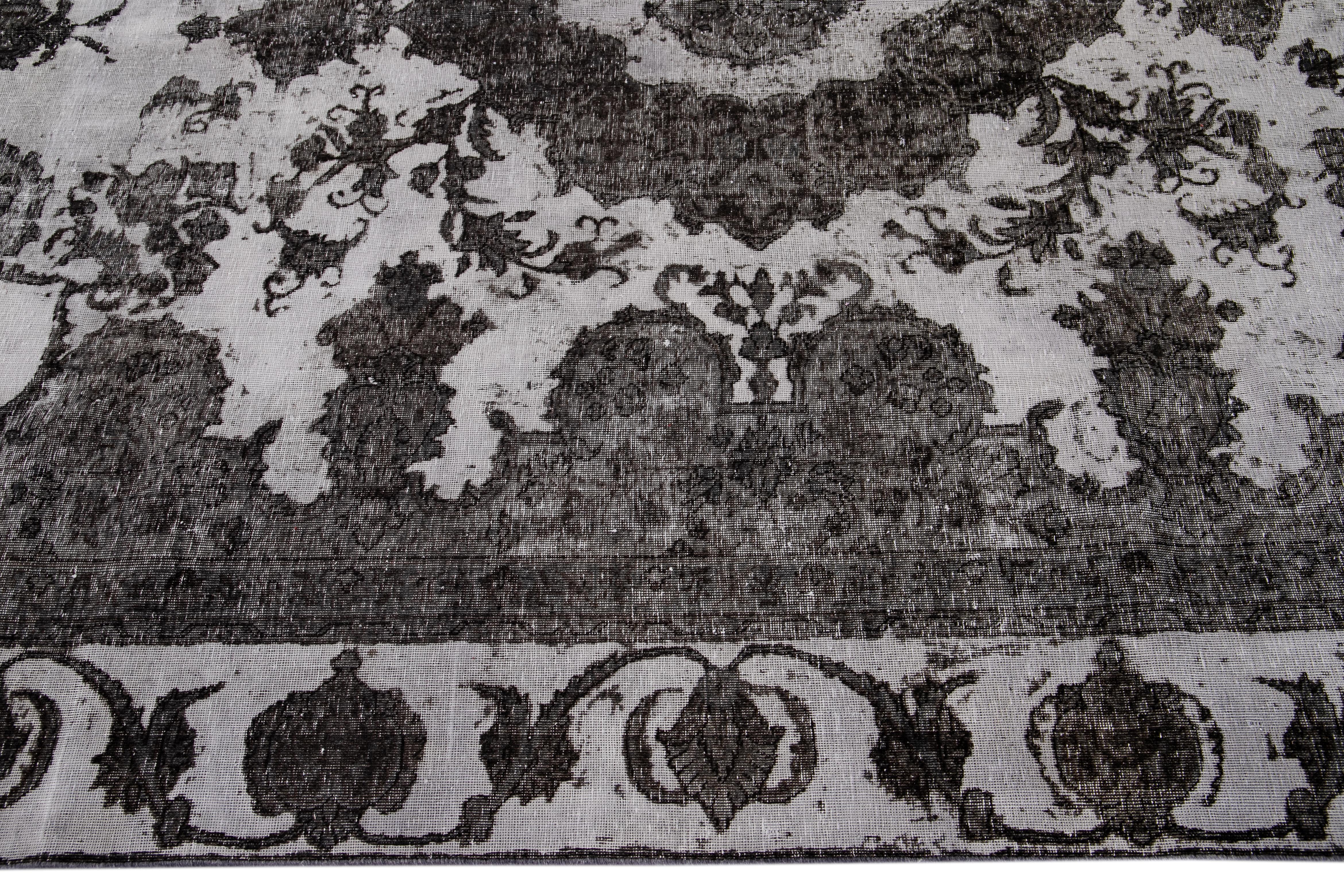 Antiker Overdyed-Wollteppich aus dem frühen 20. Jahrhundert im Zustand „Starke Gebrauchsspuren“ im Angebot in Norwalk, CT