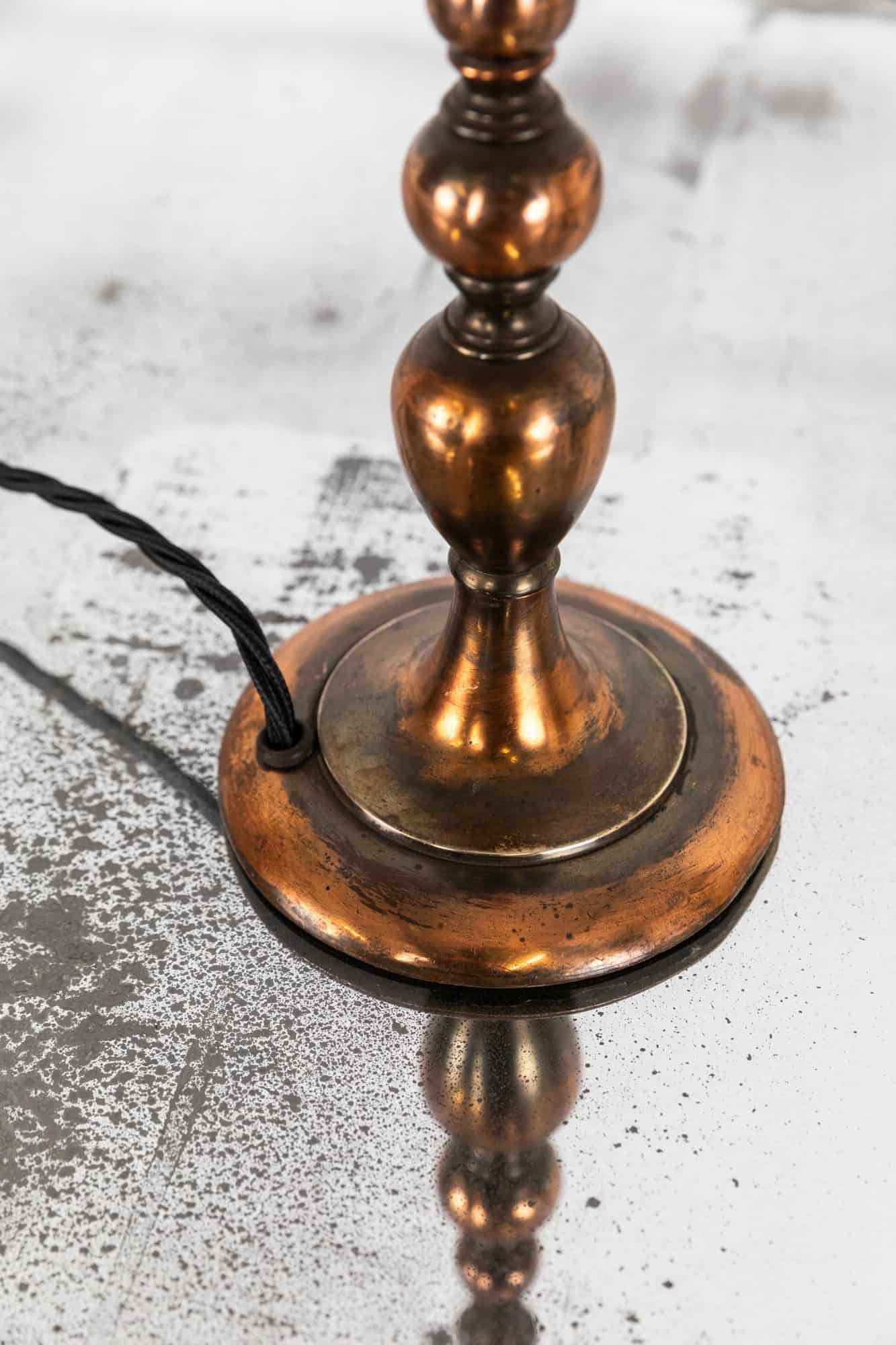 

Lampe de table en cuivre aux formes élégantes, fabriquée en Angleterre. C.C 1910.

Très haute qualité, en état d'origine, avec une belle patine de la finition en cuivre oxydé d'origine. Peut-être fabriqué par Faraday & Son.

Recâblé avec 2 m de