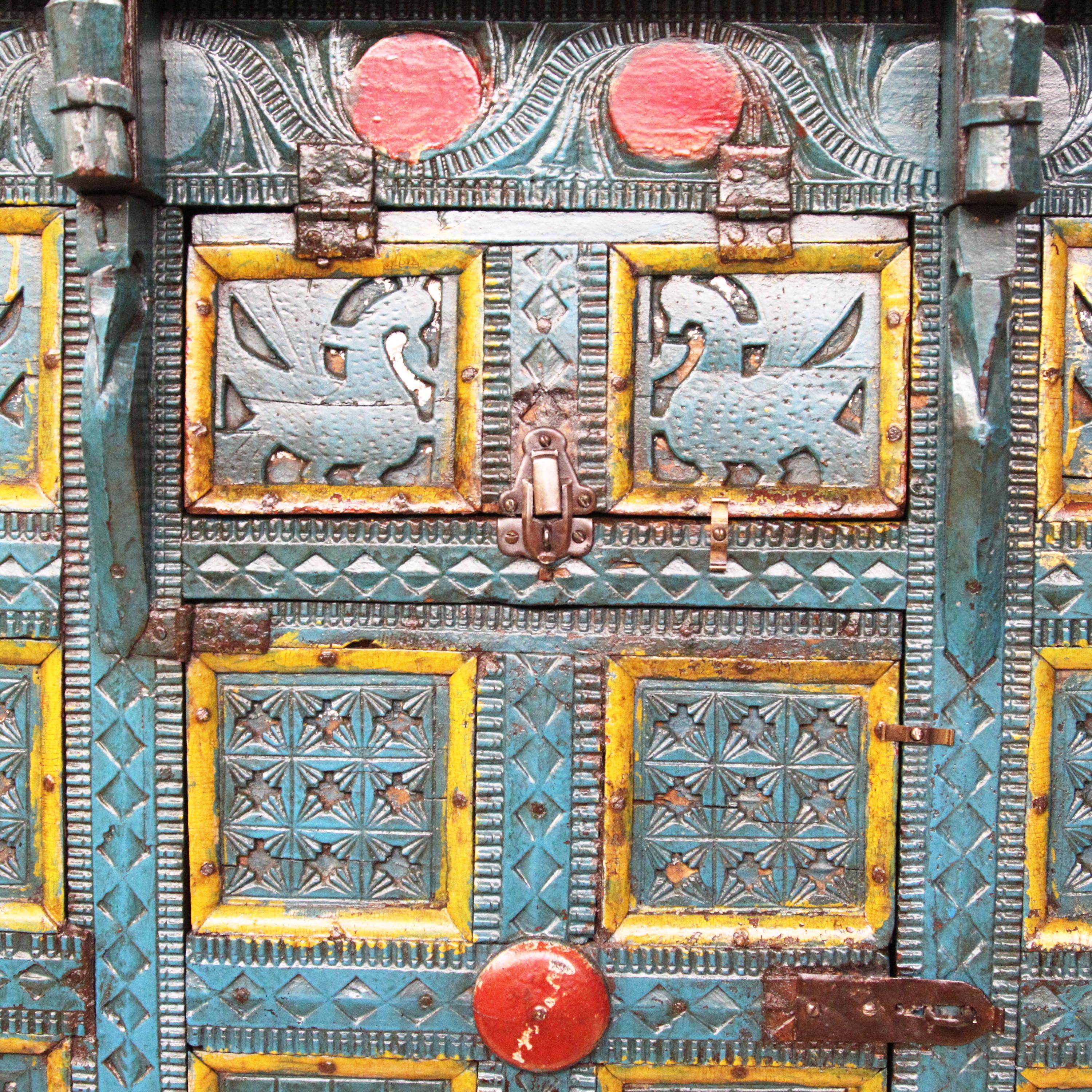 Coffre de marchand indien à roulettes peint du début du 20ème siècle en vente 3