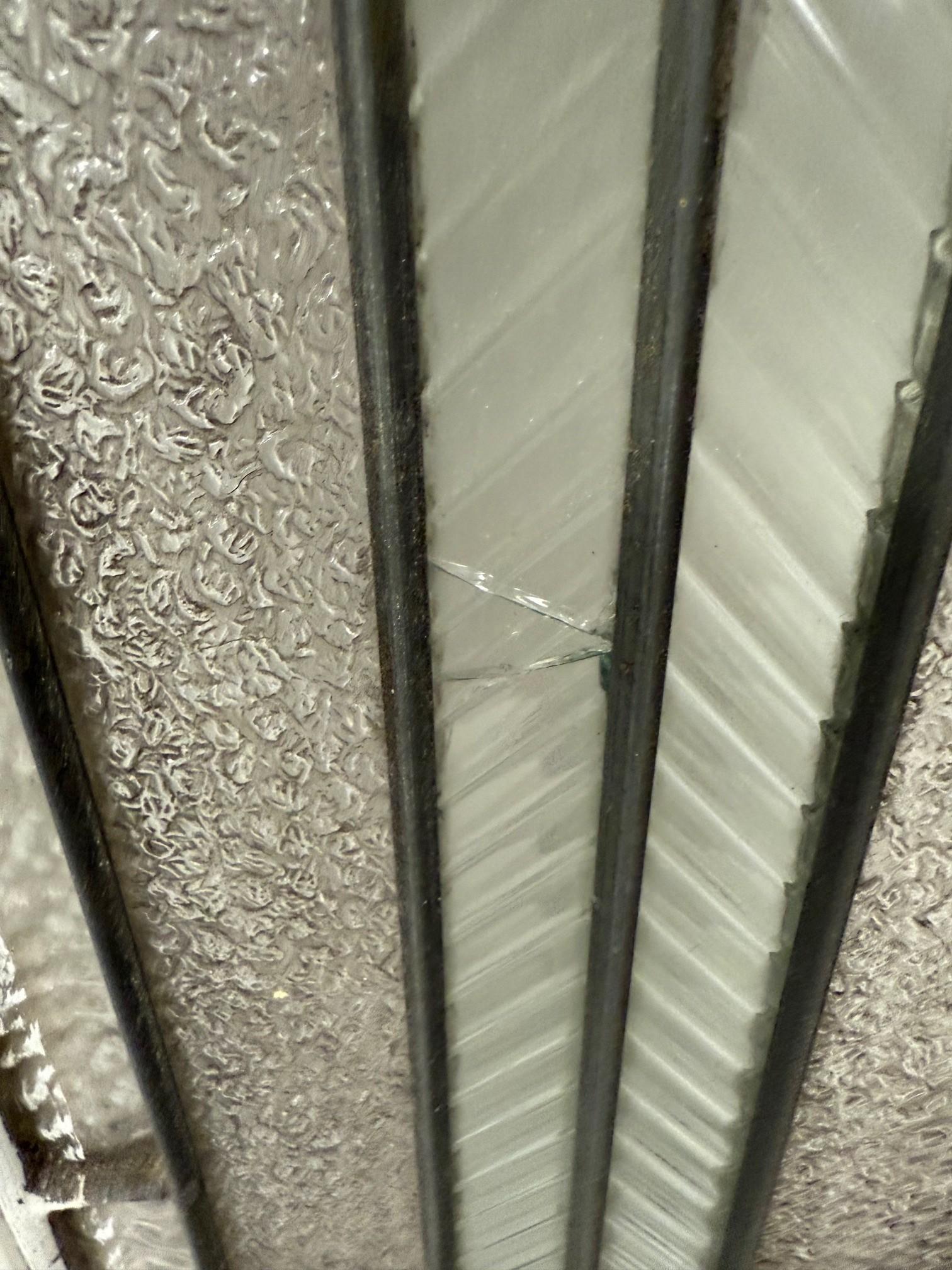 Coppia di oblò in vetro smussato e testurizzato dei primi del Novecento, in zinco in vendita 13