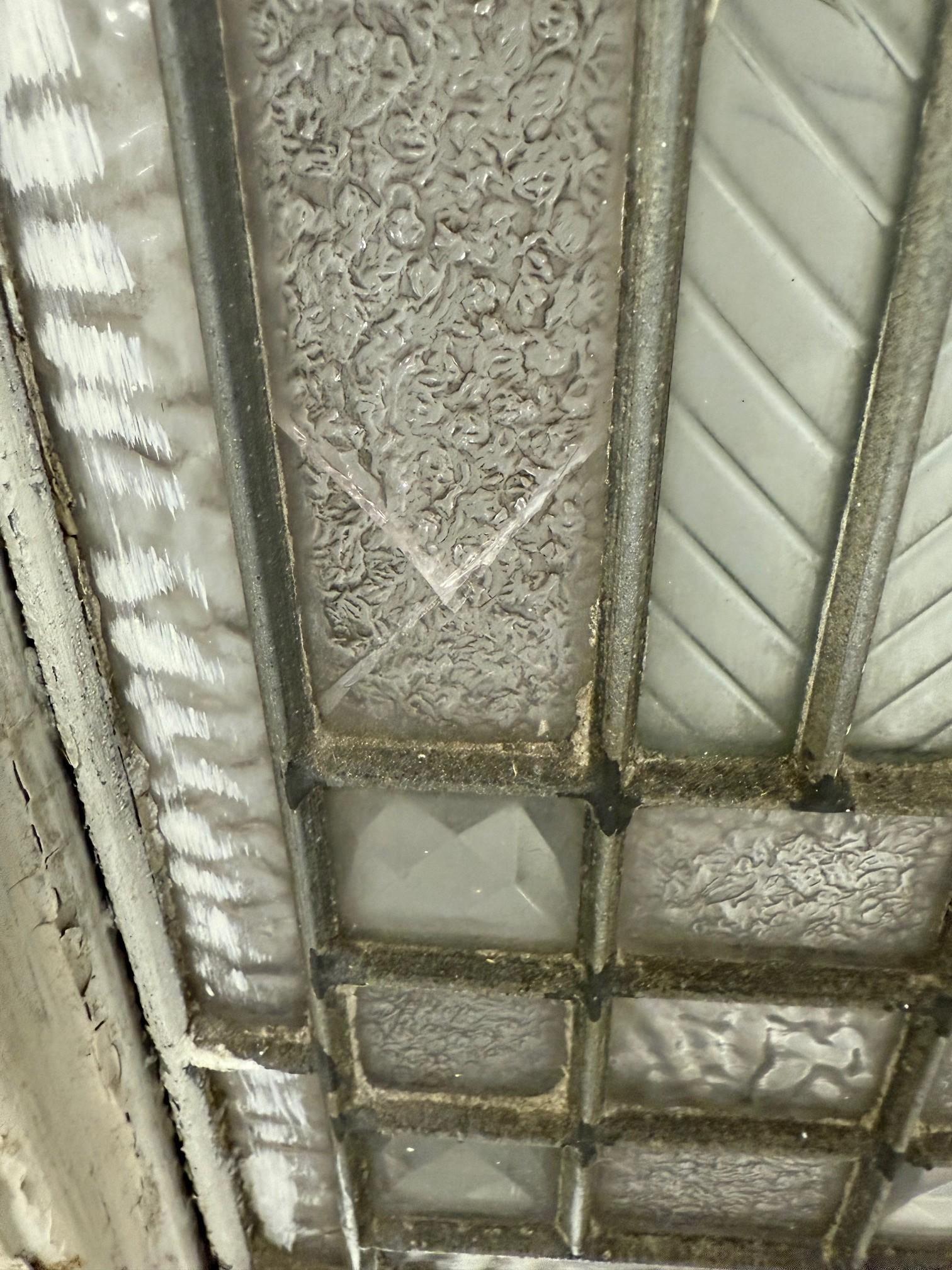 Coppia di oblò in vetro smussato e testurizzato dei primi del Novecento, in zinco in vendita 14