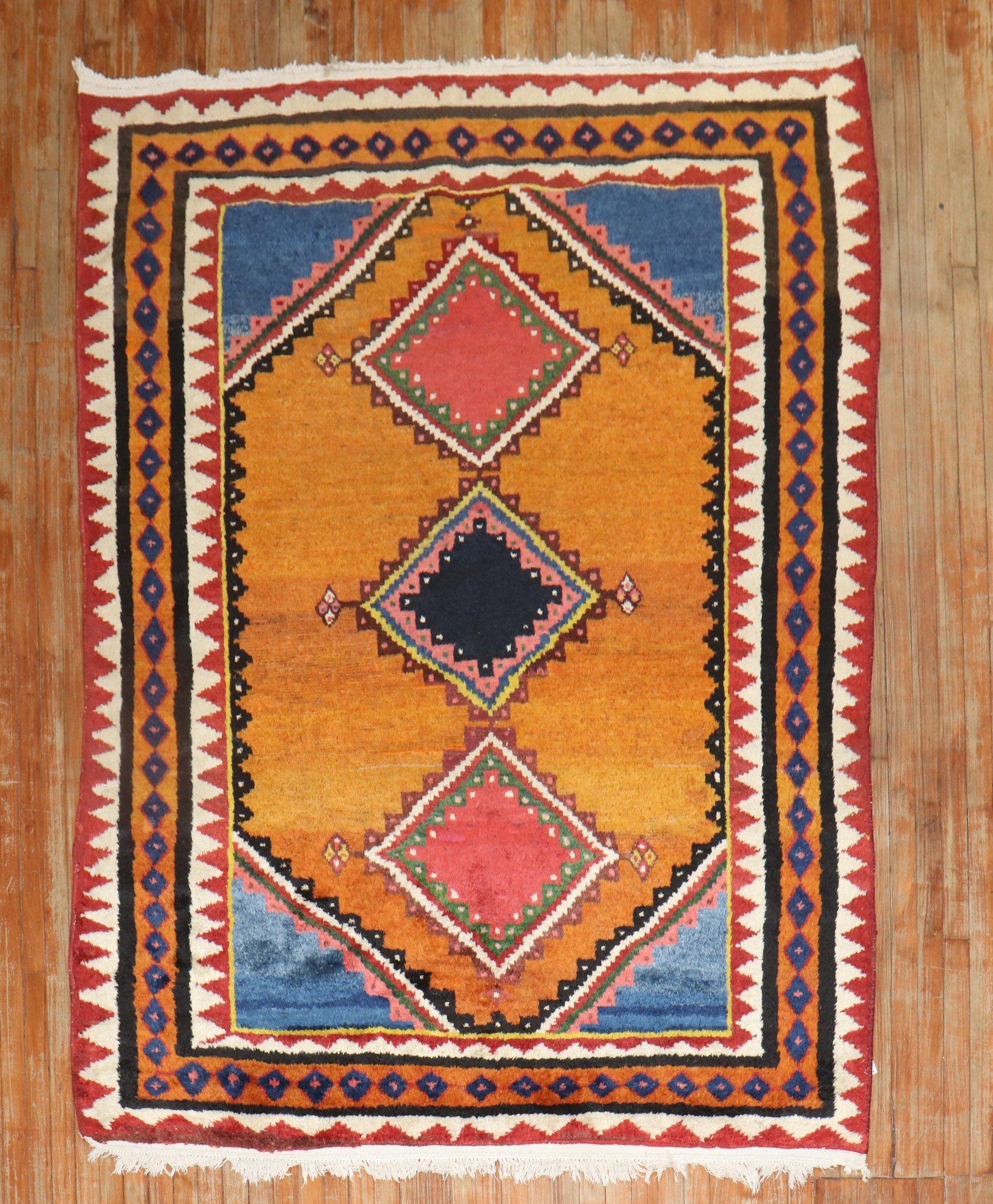 Tapis géométrique persan Gabbeh de taille intermédiaire du début du 20e siècle provenant de la collection JP WILLBORG en Europe.

Mesures : 5'10'' x 7'11''.