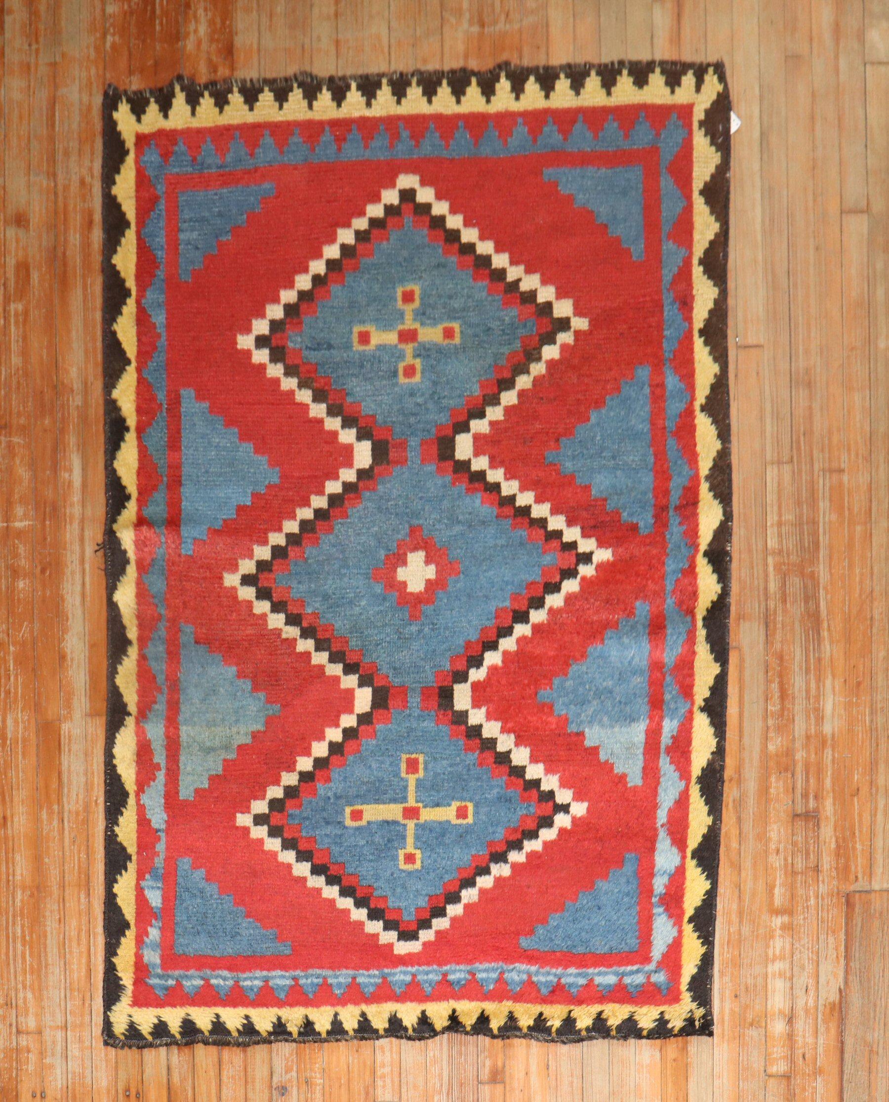 Tapis géométrique persan Gabbeh du début du 20e siècle, de taille accentuée, provenant de la collection JP WILLBORG en Europe.

Mesures : 4'6'' x 6'8''.