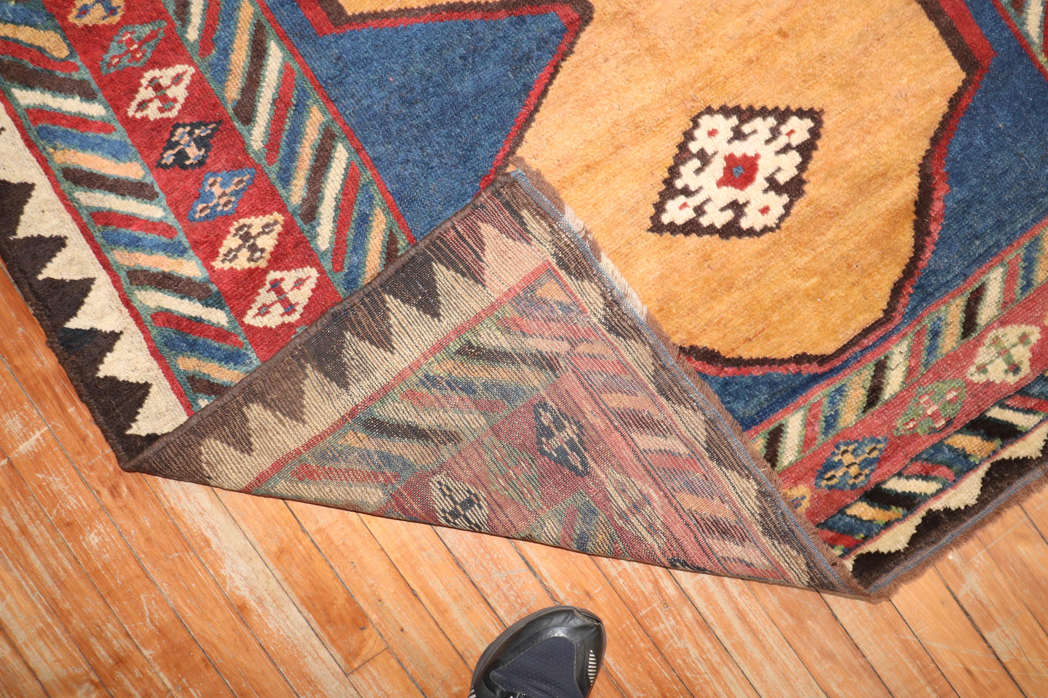 Antiker persischer Gabbeh-Teppich des frühen 20. Jahrhunderts im Zustand „Gut“ im Angebot in New York, NY