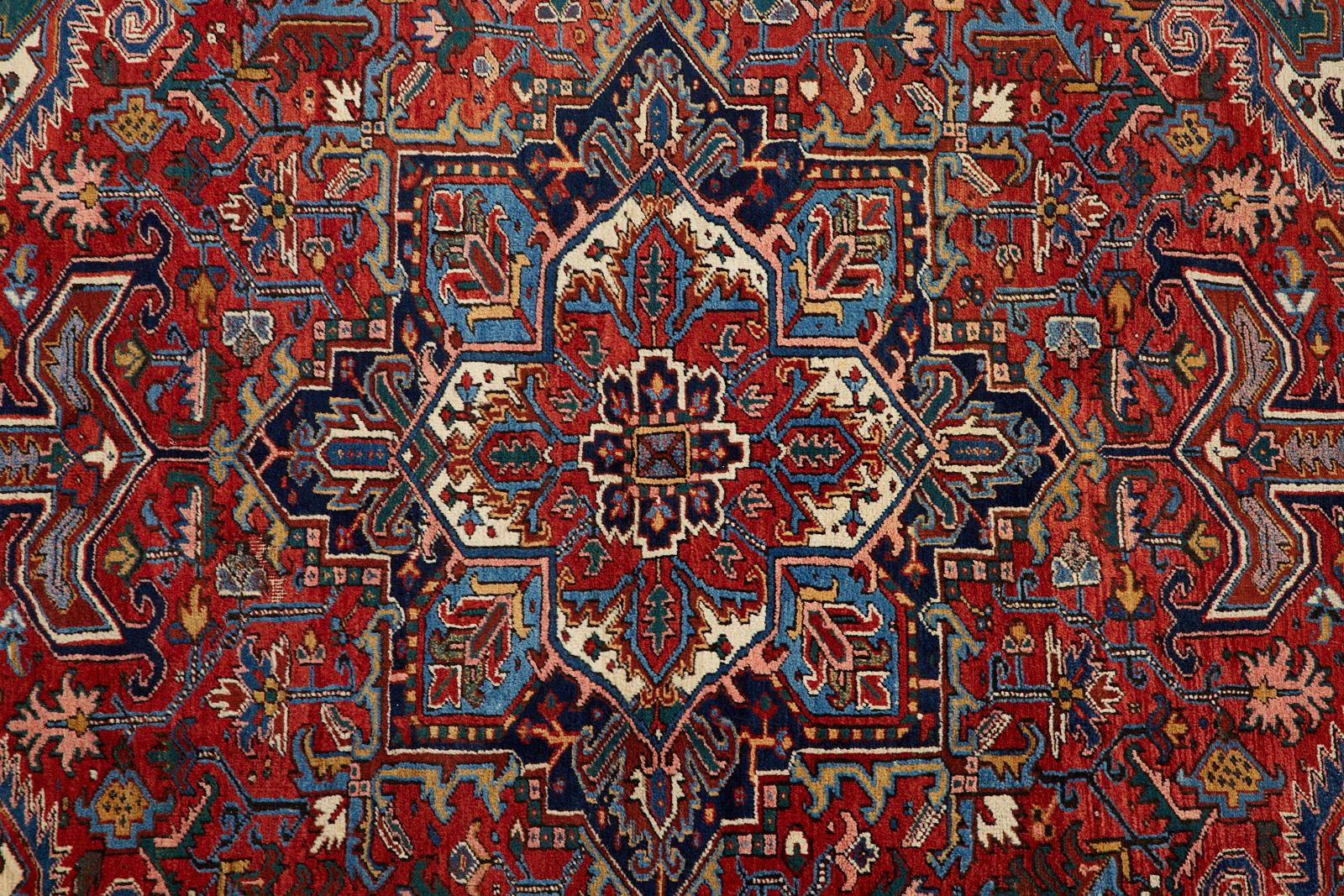 Antiker persischer Heriz-Teppich aus dem frühen 20. Jahrhundert (Handgeknüpft) im Angebot