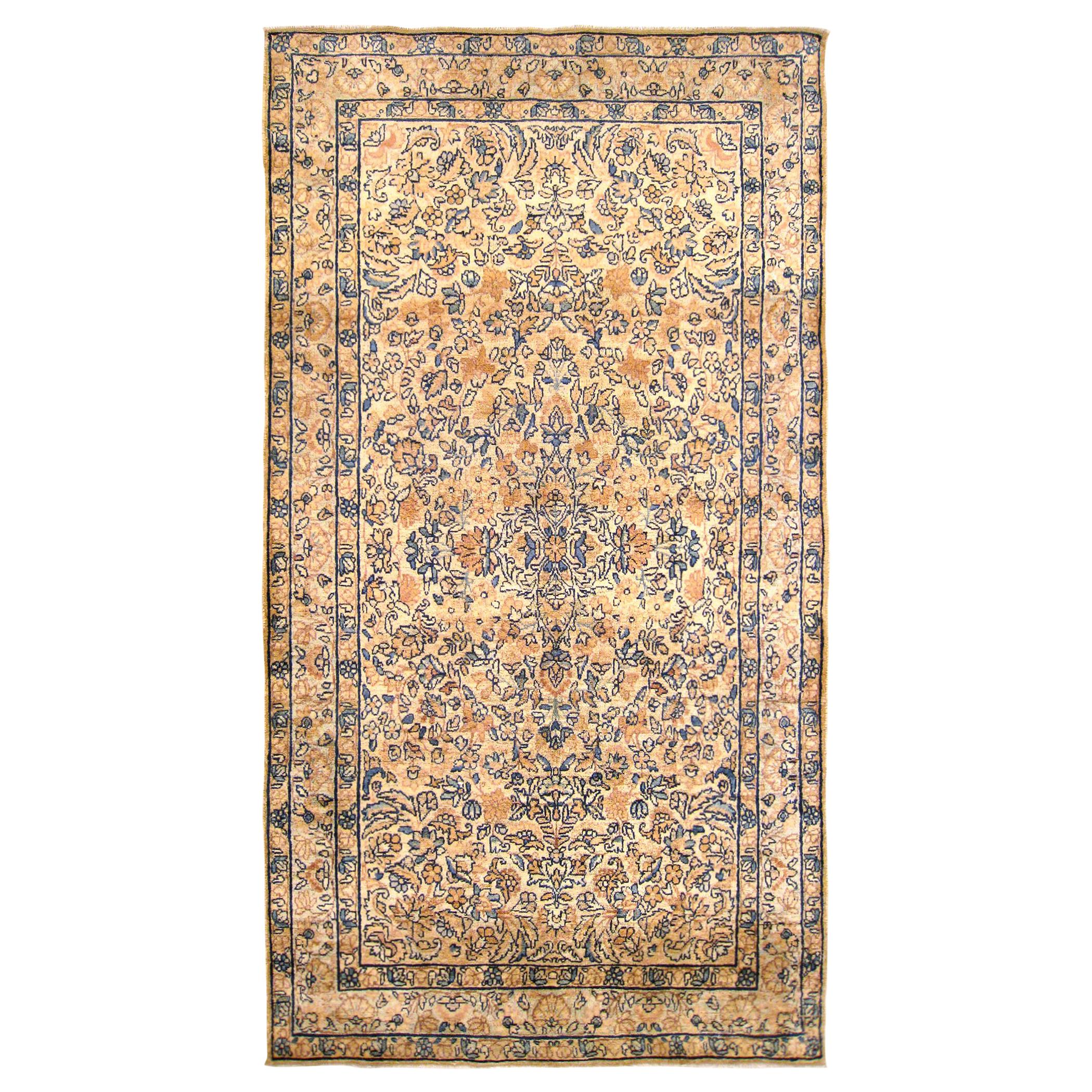 Tapis oriental persan ancien de Kerman:: en petite taille:: finement fleuri & Couleurs douces