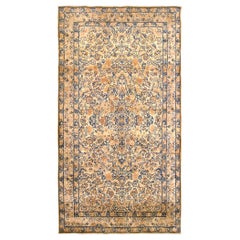 Tapis oriental persan ancien de Kerman:: en petite taille:: finement fleuri & Couleurs douces