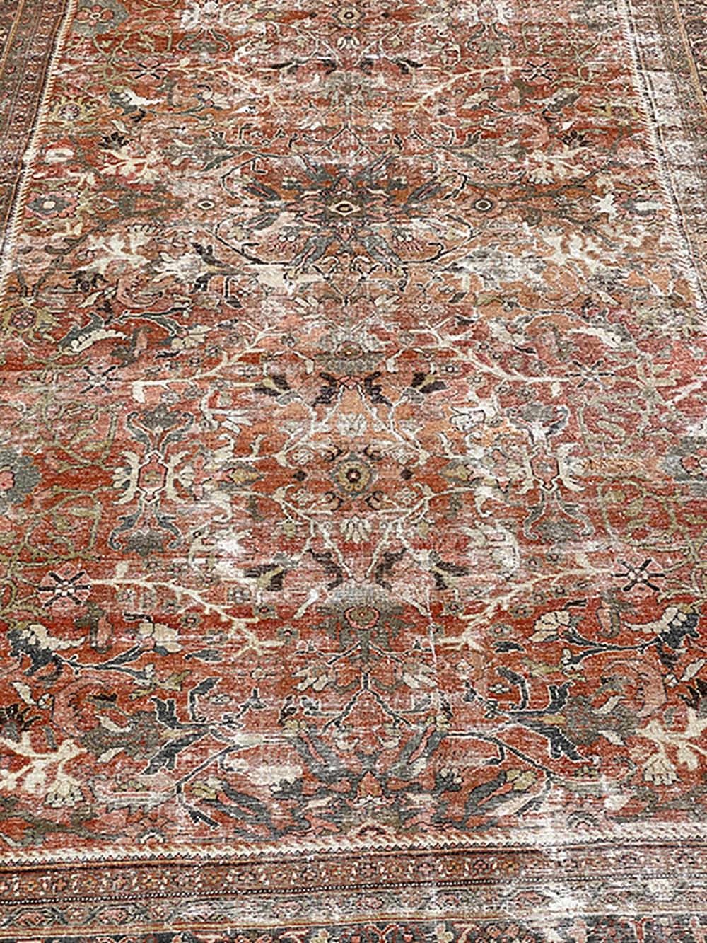 Grande tappeto persiano antico Mahal 20932, Paese d'origine: Tappeti persiani, Data approssimativa: 1910- Un disegno deliziosamente complesso si estende su questo antico tappeto persiano, ricco di calore grazie allo sfondo rosso ruggine del campo