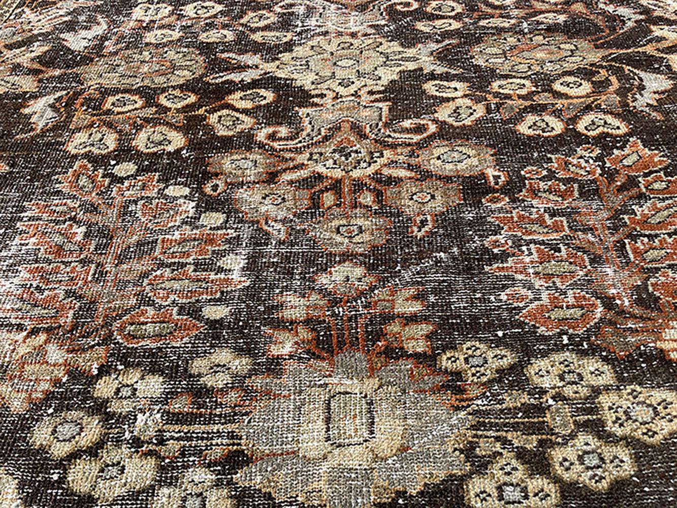 Tappeto persiano Mahal antico in marrone con fiori beige e ruggine di Silk Road Rugs.

Annodato a mano in lana e proveniente dalla Persia, intorno al 1920-1930, questo tappeto Mahal persiano 8'6 x 12 è un'audace novità della nostra collezione