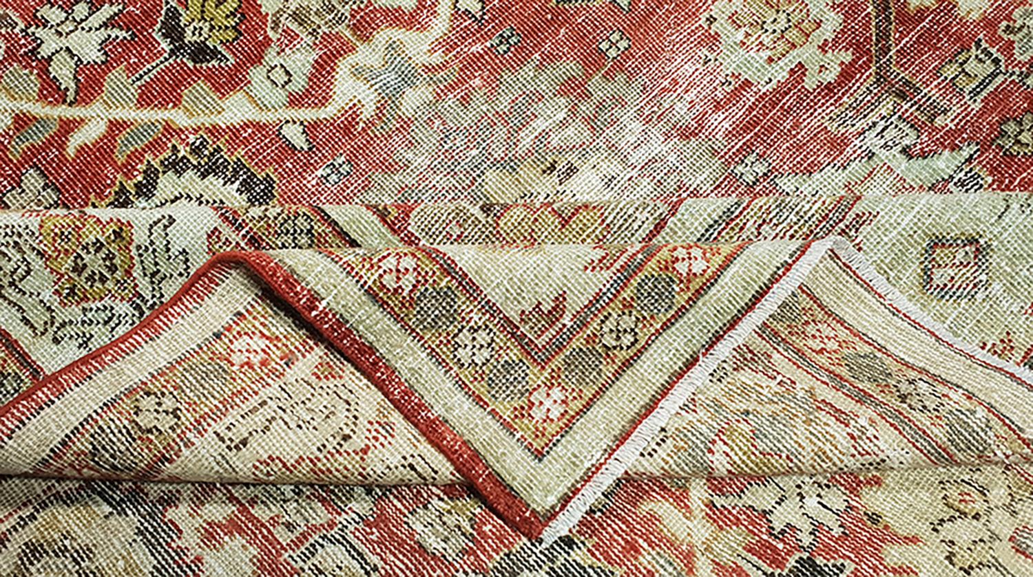 Tappeto antico persiano Mahal 4257, Paese d'origine: Tappeti persiani, Data approssimativa: 1910- Un disegno deliziosamente complesso si estende su questo antico tappeto persiano, ricco di calore grazie allo sfondo rosso del campo centrale. I fiori
