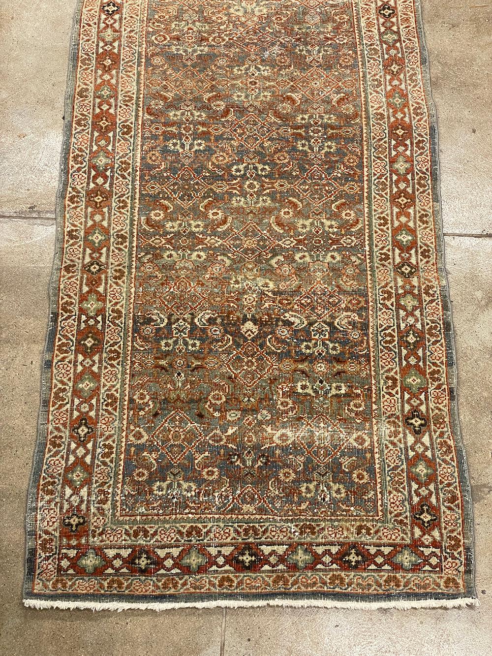  Antico tappeto persiano Mahal 5020, Paese d'origine: Persia, Data di realizzazione: 1920 - In questo particolare tappeto antico persiano Mahal, la semplice tavolozza di colori decorativi permette all'osservatore di sfogliare il pezzo a suo
