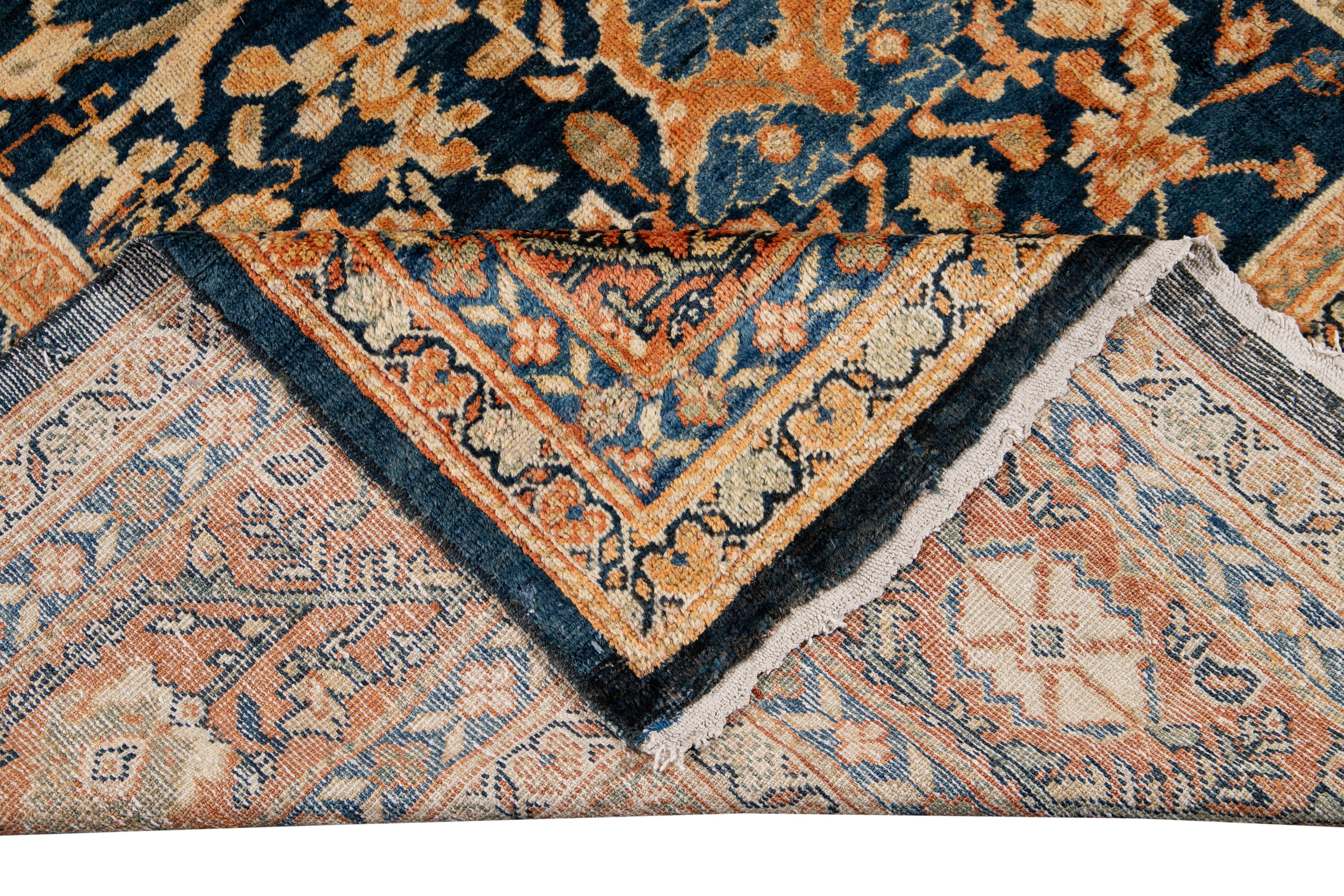 Schöner handgeknüpfter antiker Mahal-Wollteppich mit marineblauem Feld. Dieser Perserteppich hat einen orange-pfirsichfarbenen Rahmen mit beigen und braunen Akzenten und ein florales Allover-Muster.

Dieser Teppich misst: 12'5