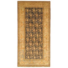 Tapis oriental persan antique Malayer:: en taille Runner:: avec champ de marine et feuillage