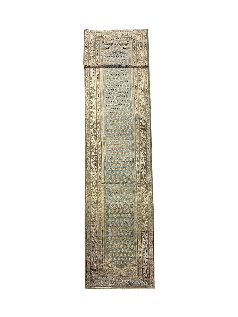Schöne antike Stammes Paisley Design Persisch Malayer Long Runner Rug 5322, Herkunftsland: Persische Teppiche, CIRCA Datum: 1910's - Diese schöne Paisley-Design Stammes antiken persischen Malayer Teppich kombiniert mehrere exquisite Elemente in
