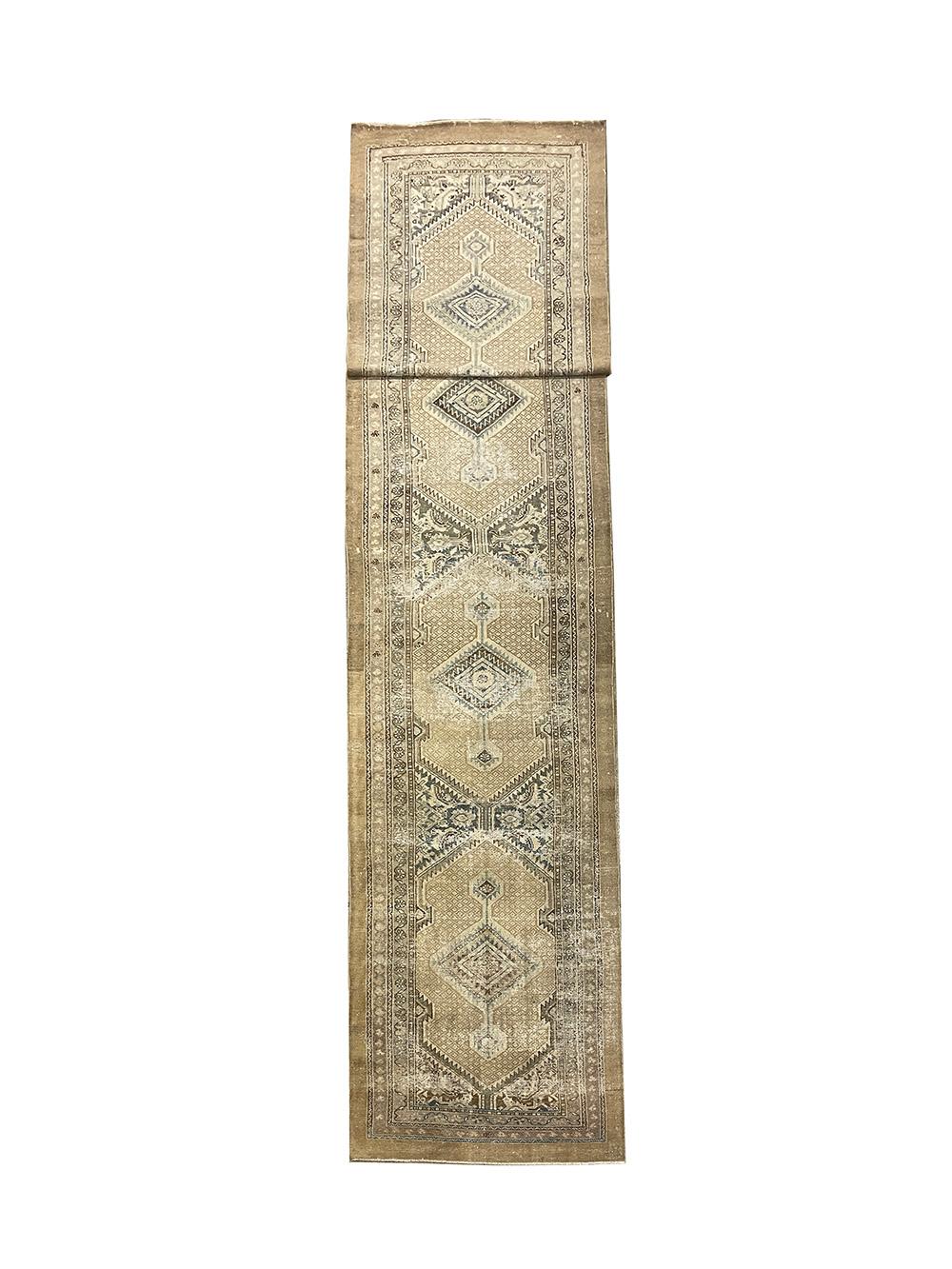 Shabby Chic Light Blue & Tan Persian Malayer Rug 10064, Herkunftsland: Persische Teppiche, CIRCA-Datum: 1920 - Dieser exquisite Malayer-Teppich lässt an königliche Bilder denken. Er zeigt eine Reihe von sich wiederholenden floralen Motiven und
