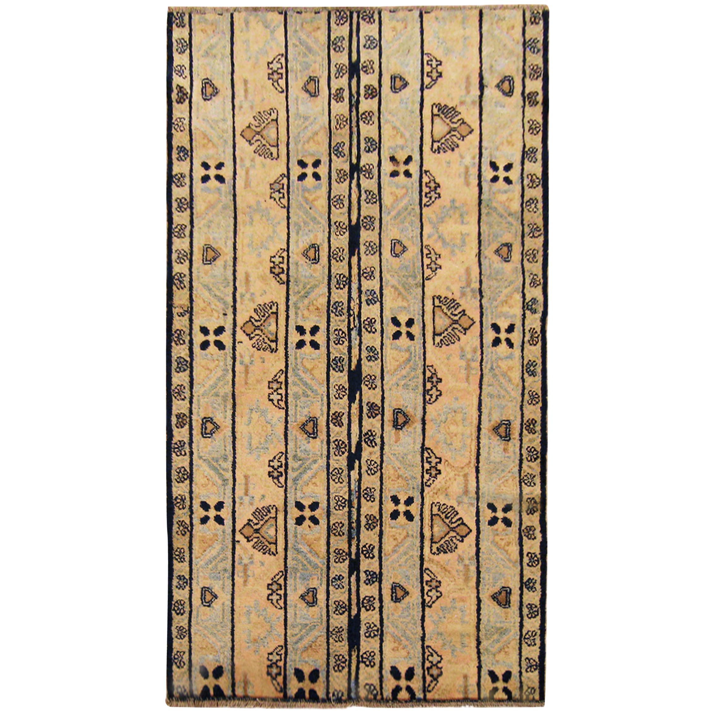 Tapis oriental décoratif ancien:: en petite taille:: couleurs douces:: rayures symétriques