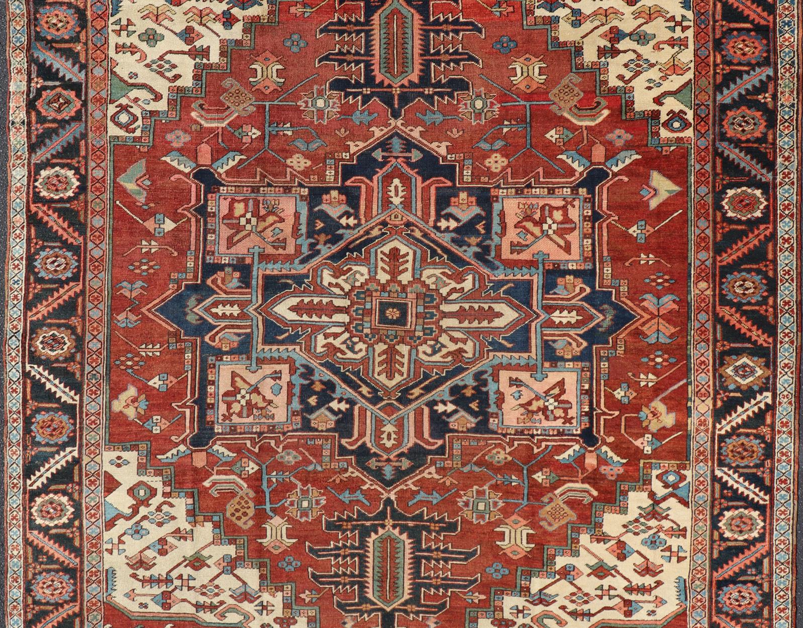 Tapis serapi persan ancien du début du XXe siècle à motifs géométriques stylisés en vente 4