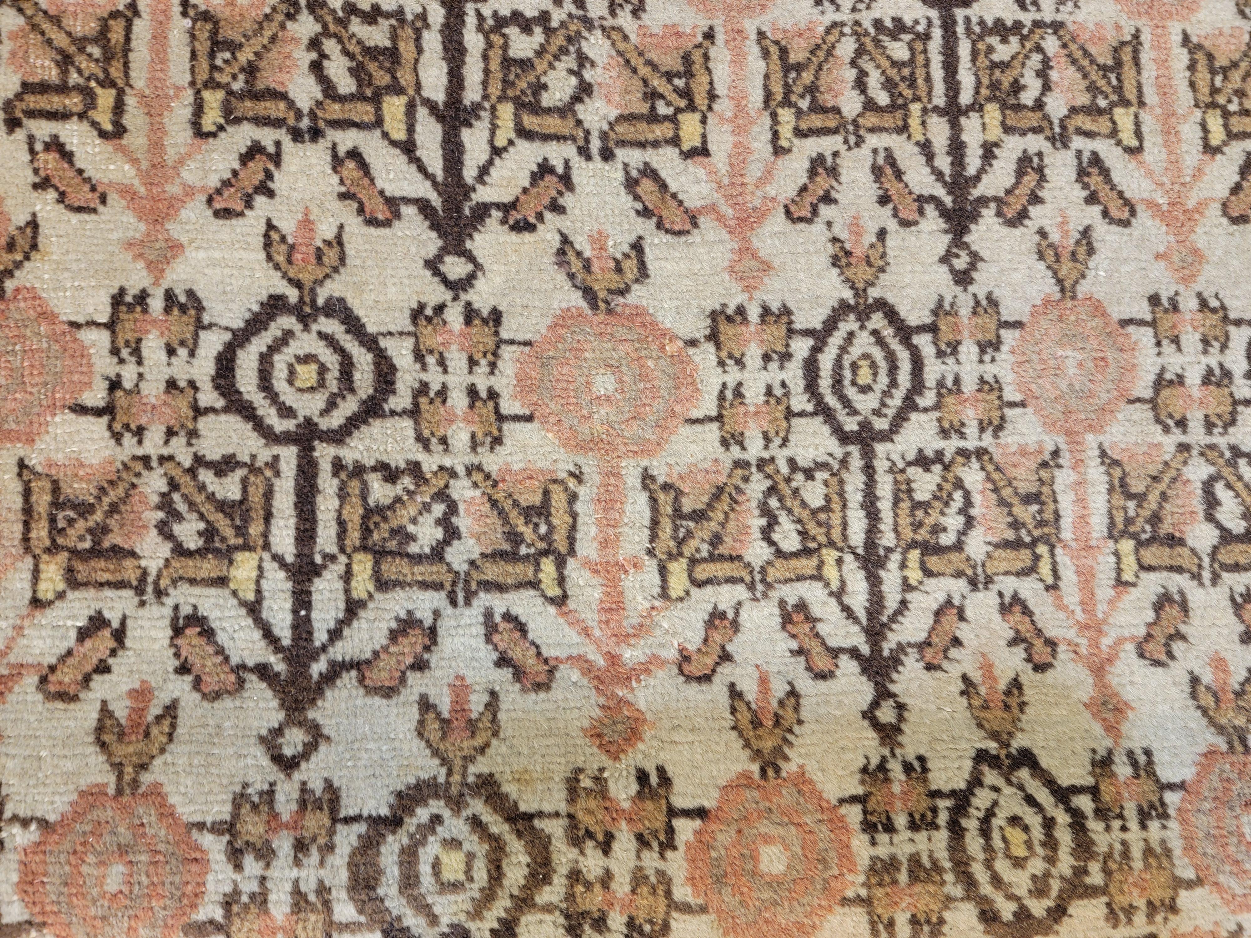 Originaler antiker persischer Tabriz Haji Jalili Teppich in einem für Haji Jalili Teppiche seltenen Allover-Muster. Es ist bekannt, dass Haji Jalili die beste Art von persischen Täbris-Teppichen sind. 

Größe: 10'4
