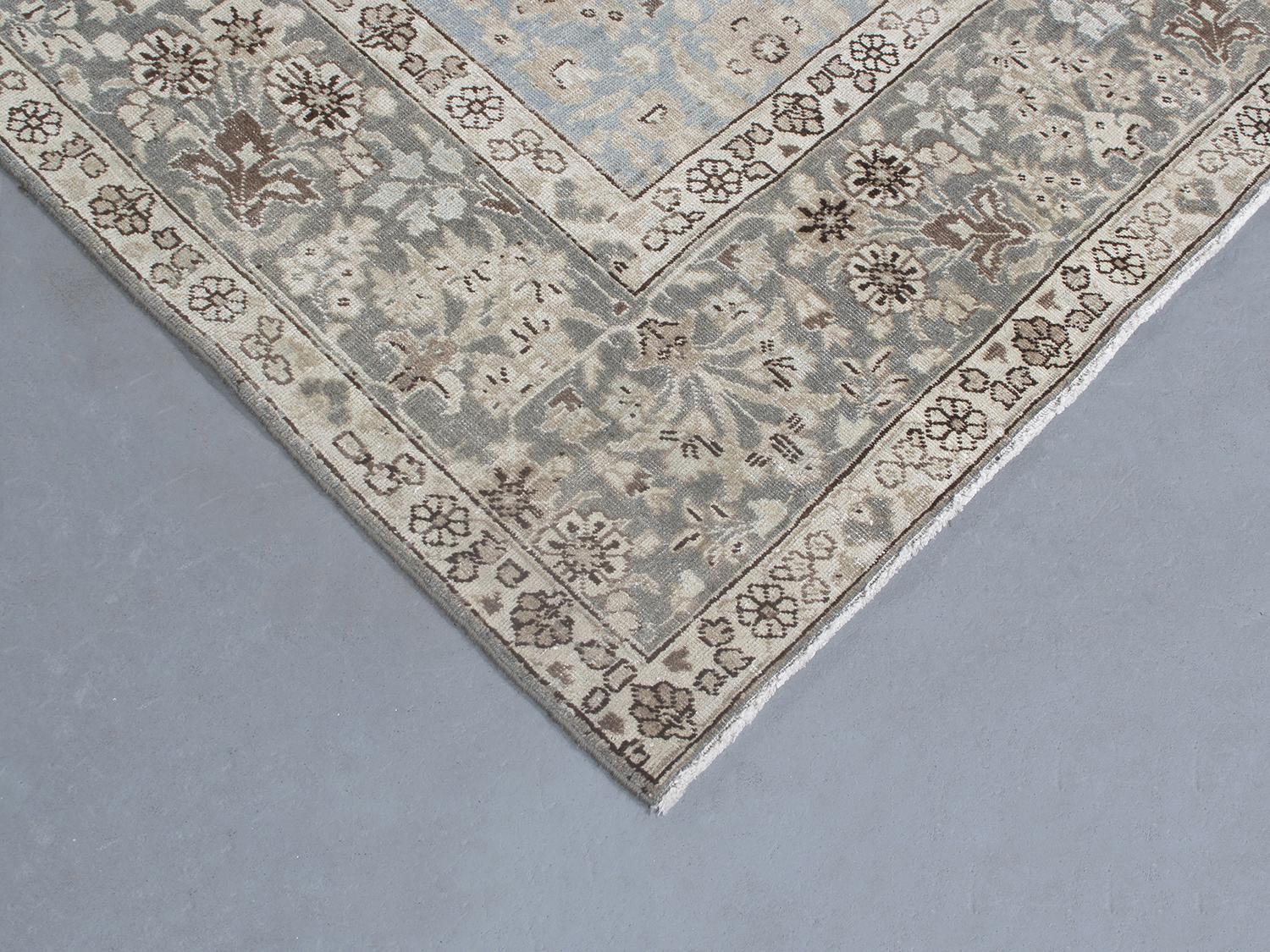 Tappeto blu antico Tabriz persiano annodato a mano dell'inizio del XX secolo In condizioni buone in vendita a New York, NY