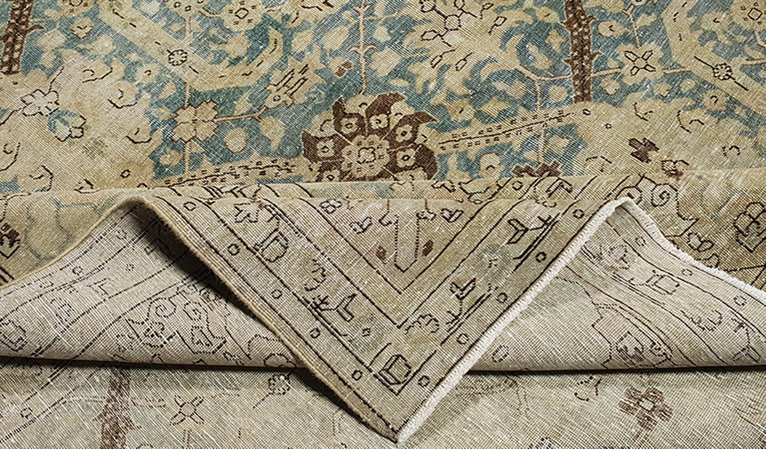 Antico tappeto persiano Tabriz in blu con motivi floreali dorati di Silk Road Rugs.

Annodato a mano in lana nel 1910-1920 circa, questo antico tappeto persiano Tabriz di 8'7 x 11'3 è un pezzo molto raro per dimensioni e qualità. 

Questo pezzo è