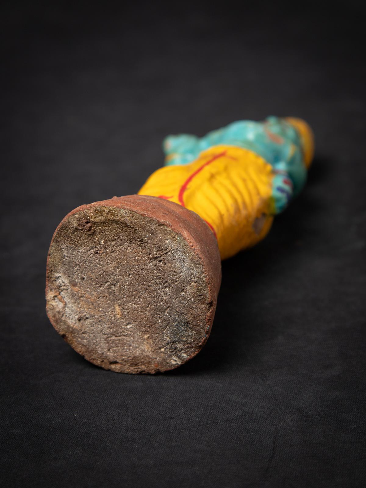 Cette statue antique de Krishna en poterie est une charmante pièce de dévotion datant du début du XXe siècle, qui met en valeur les traditions artistiques de l'Inde. Réalisée en poterie, la statue mesure 21,4 cm de haut, 7,3 cm de large et 7 cm de