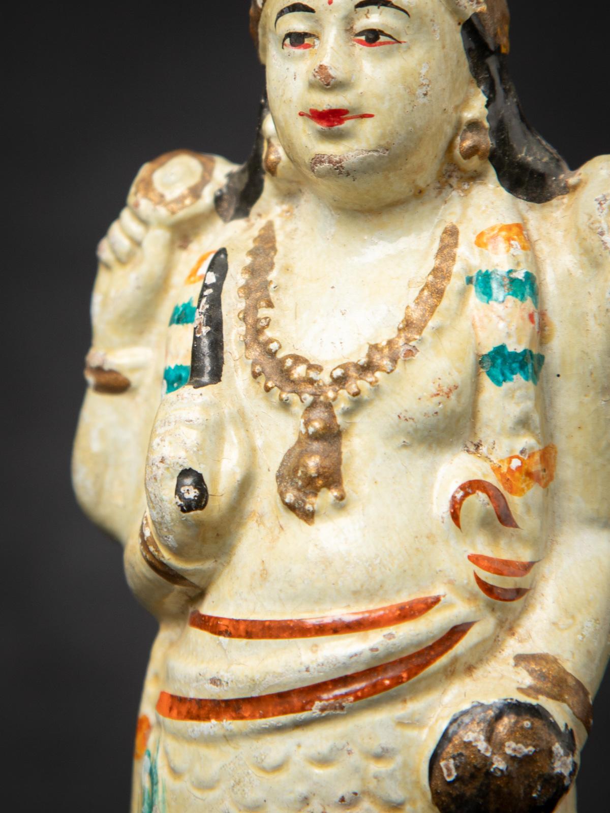 Début du 20e siècle Statue de Vishnu en poterie ancienne de l'Inde en vente 10