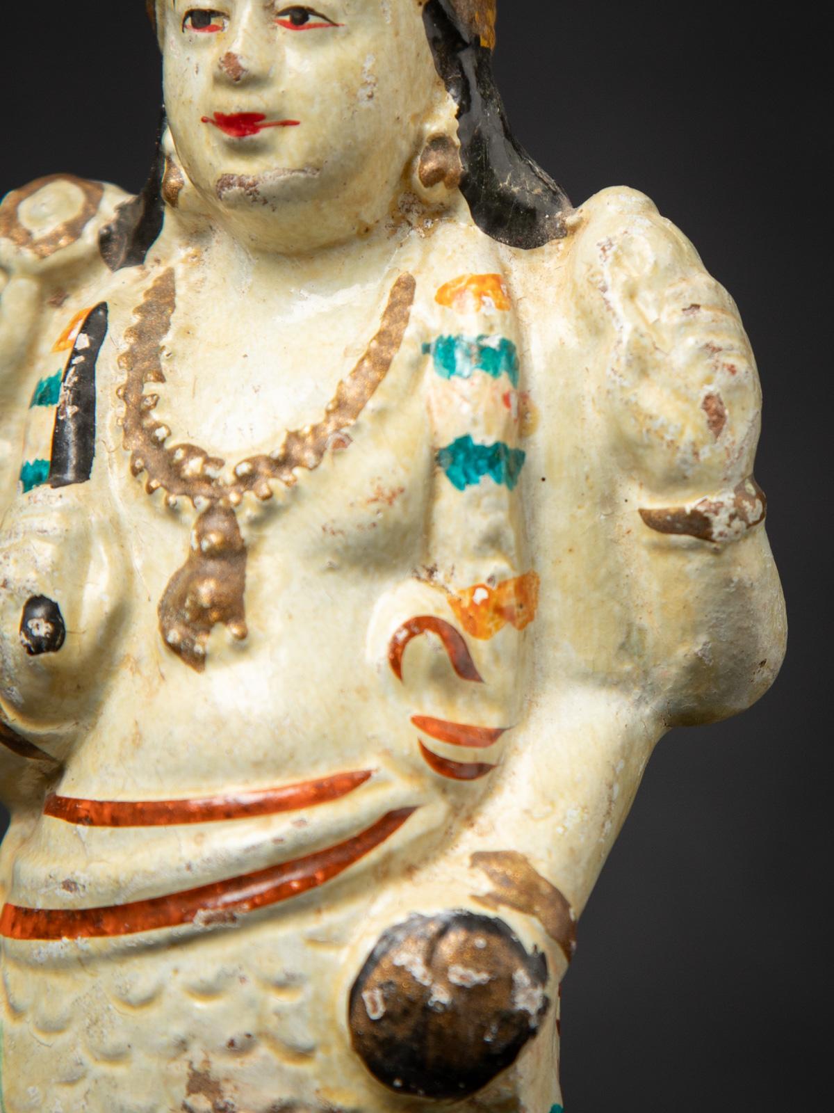 Début du 20e siècle Statue de Vishnu en poterie ancienne de l'Inde en vente 11