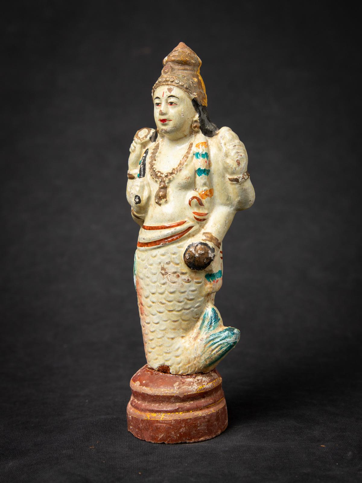 La statue de Vishnu en poterie ancienne est un objet remarquable et spirituellement significatif originaire de l'Inde. Fabriquée en poterie, chaque statue mesure 19,3 cm de haut, 7,4 cm de large et 5 cm de profondeur. 

Créée au début du 20e siècle,