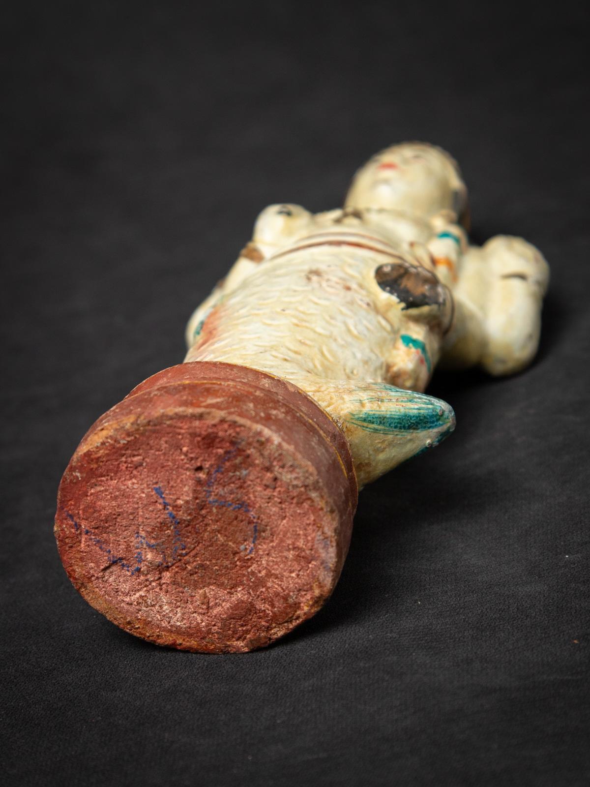 Début du 20e siècle Statue de Vishnu en poterie ancienne de l'Inde en vente 14