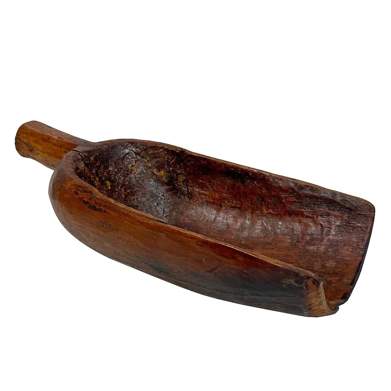 Este cucharón de grano hecho a mano, de alrededor de 1900, es un buen ejemplo de vajilla de cocina antigua. Hecha de una sola pieza de madera dura, presenta un cuenco de formas suaves y un asa cónica, mostrando la artesanía utilitaria de finales del
