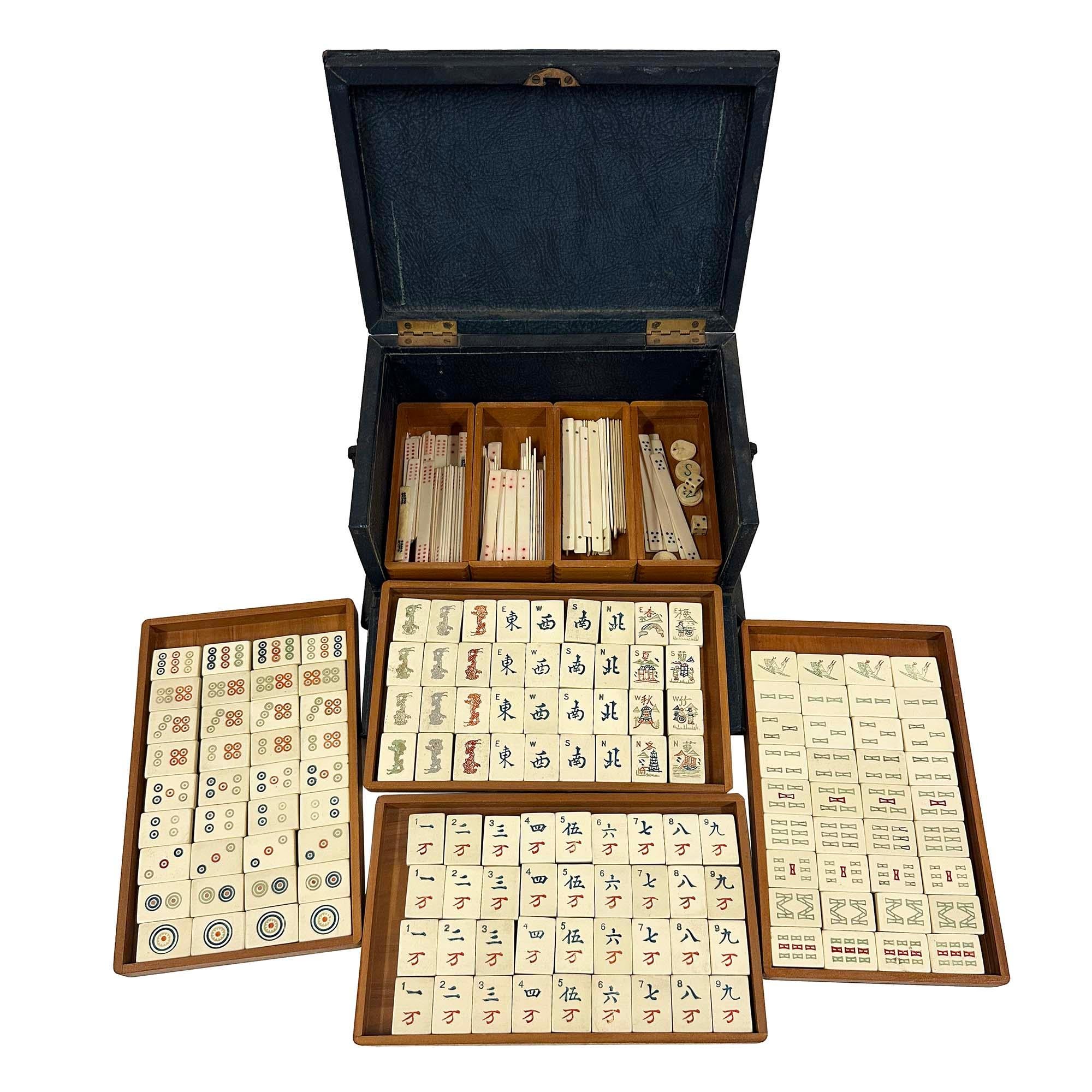 Ponemos a tu consideración un exquisito juego antiguo de Mah-jong Pung Chow, de hacia 1920. Los azulejos  están hechos de baquelita con personajes en relieve y pintados a mano. Es un juego completo de un total de 144 fichas junto con accesorios como