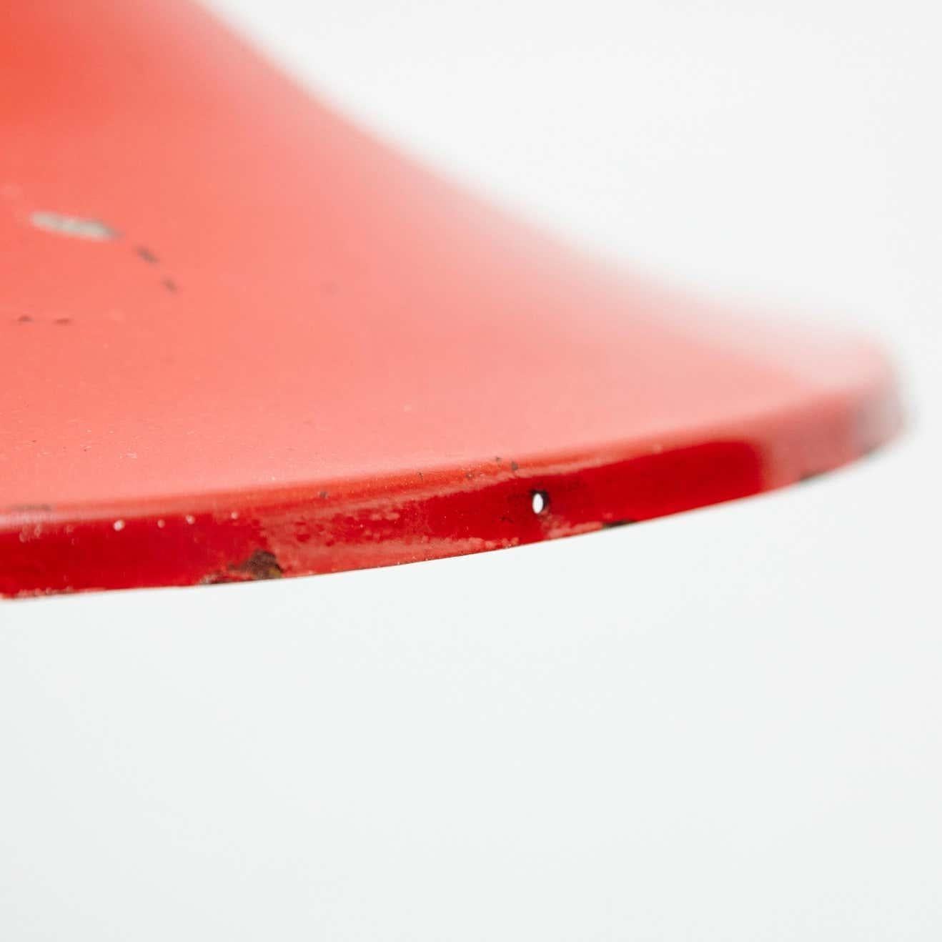 Lampada da soffitto in metallo rosso antico dei primi del '900 In condizioni buone in vendita a Barcelona, ES