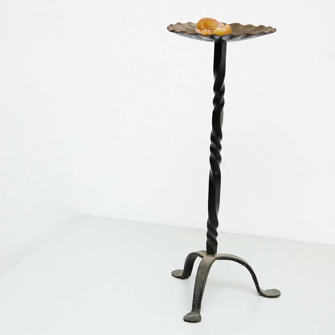 Early 20th Century Antique Religious Metal Candlestick – Made in Spain, By Unknown Manufacturer

This stunning early 20th-century antique religious metal candlestick, crafted in Spain by an unknown manufacturer, is a true testament to the artistry