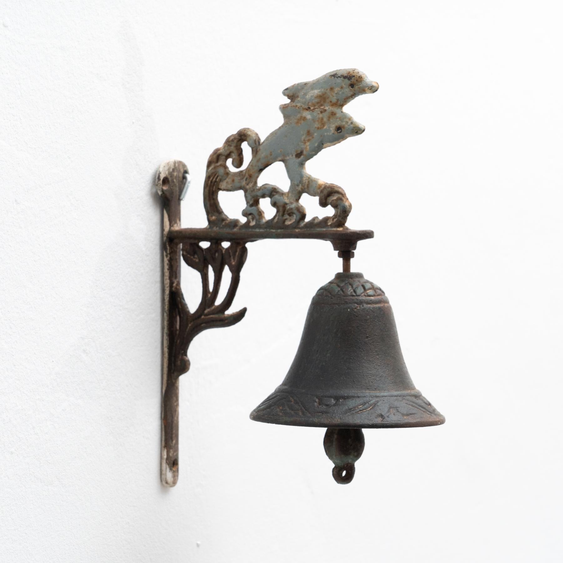 Early 20th Century Antique Rustic Spanish Wall Cast Iron Decorative Bell In Fair Condition For Sale In Barcelona, Barcelona