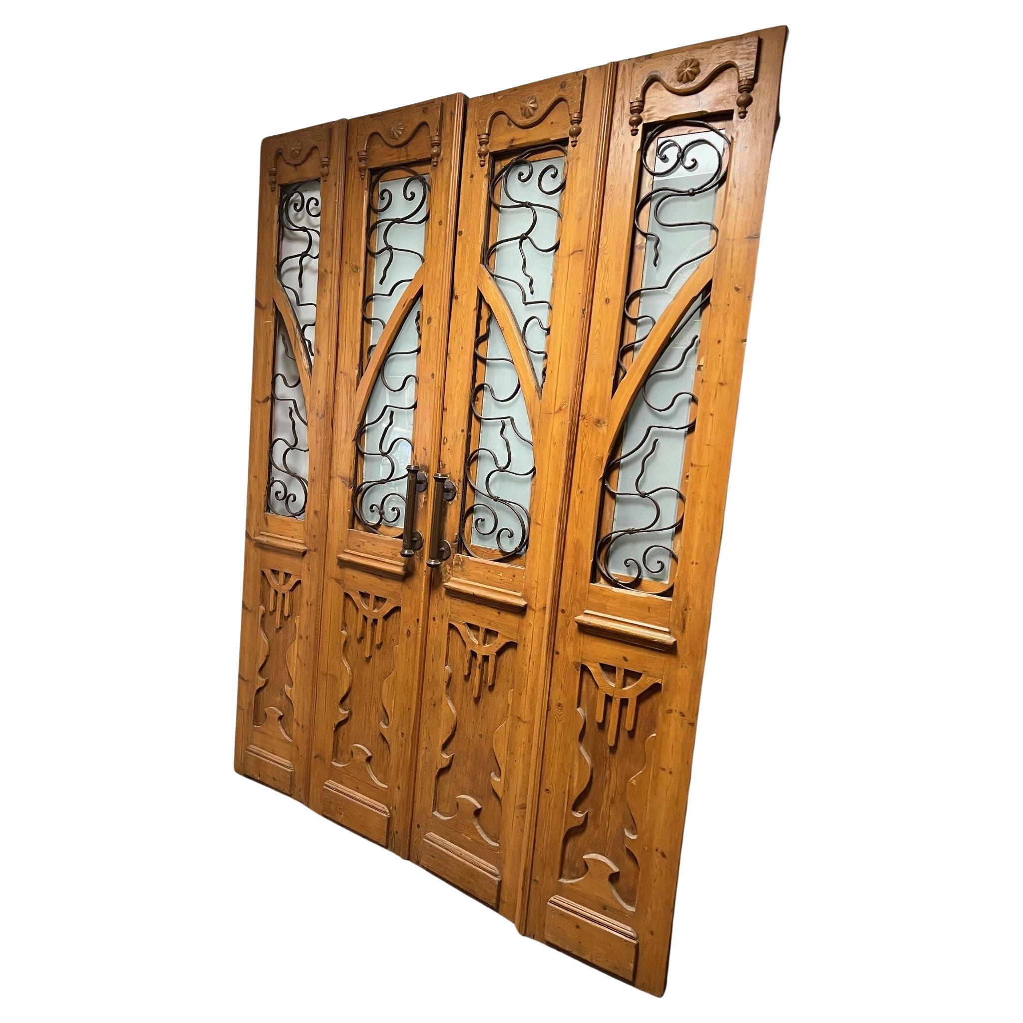 Antikes Set aus vier Türen aus Holz mit Eisenplatten aus dem frühen 20. Jahrhundert.